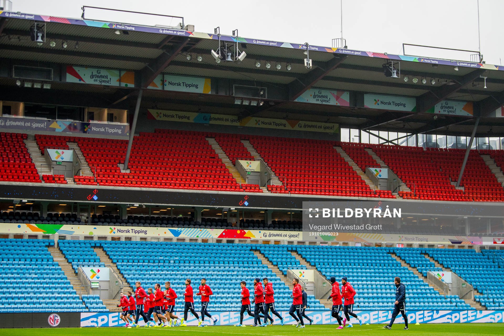 Players of Norway warm up