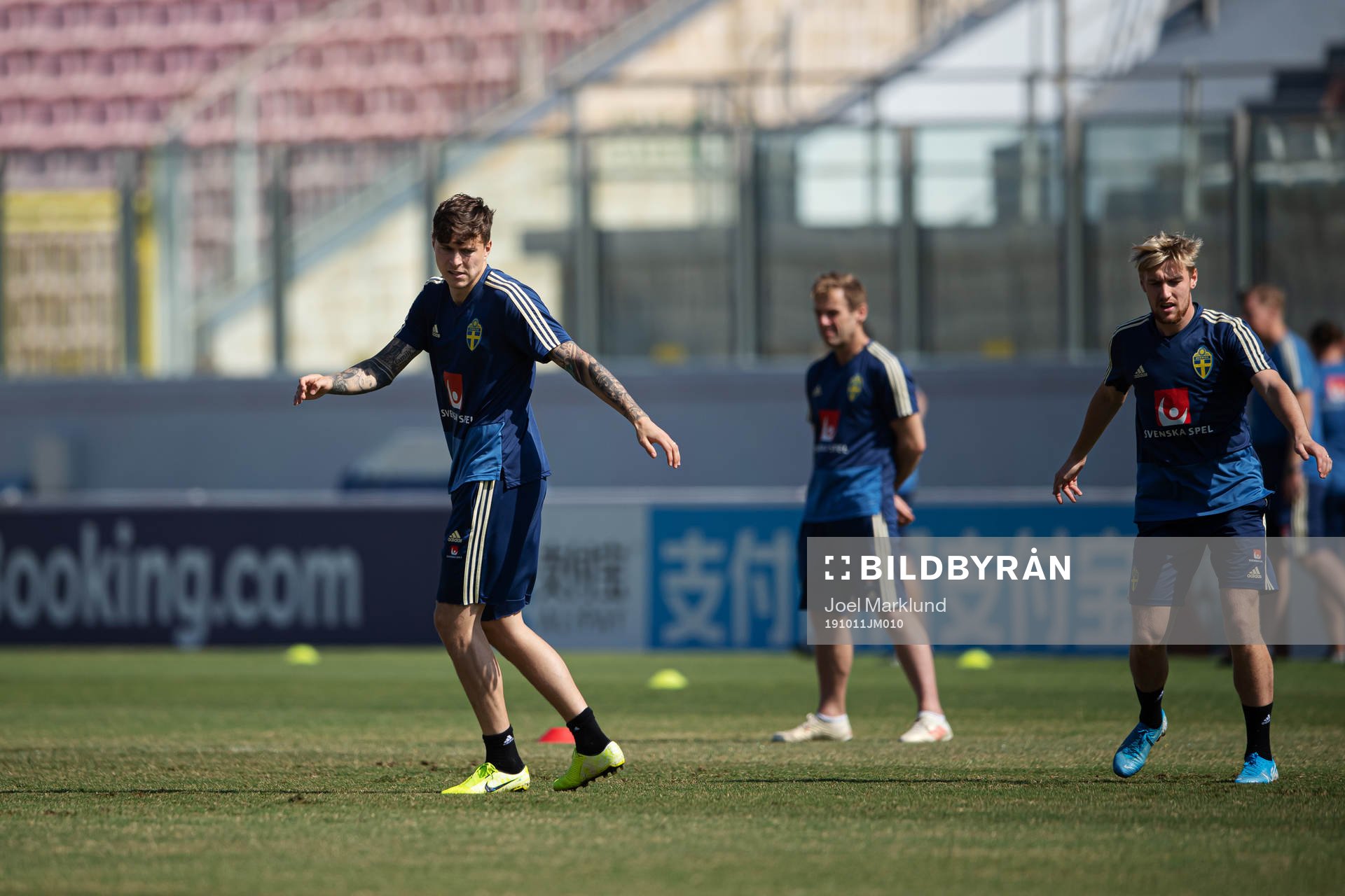 Victor Nilsson Lindelöf and Emil Forsberg of the Swedish