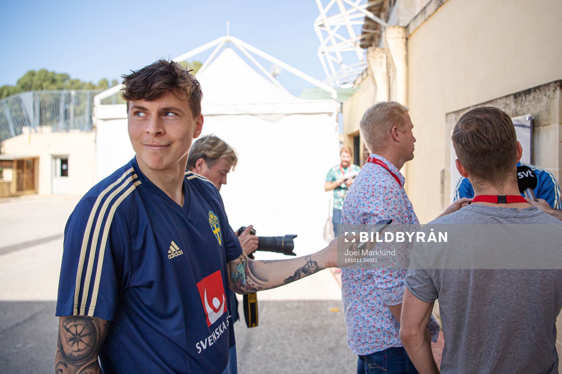 Player Victor Nilsson Lindelöf stands next to reporters