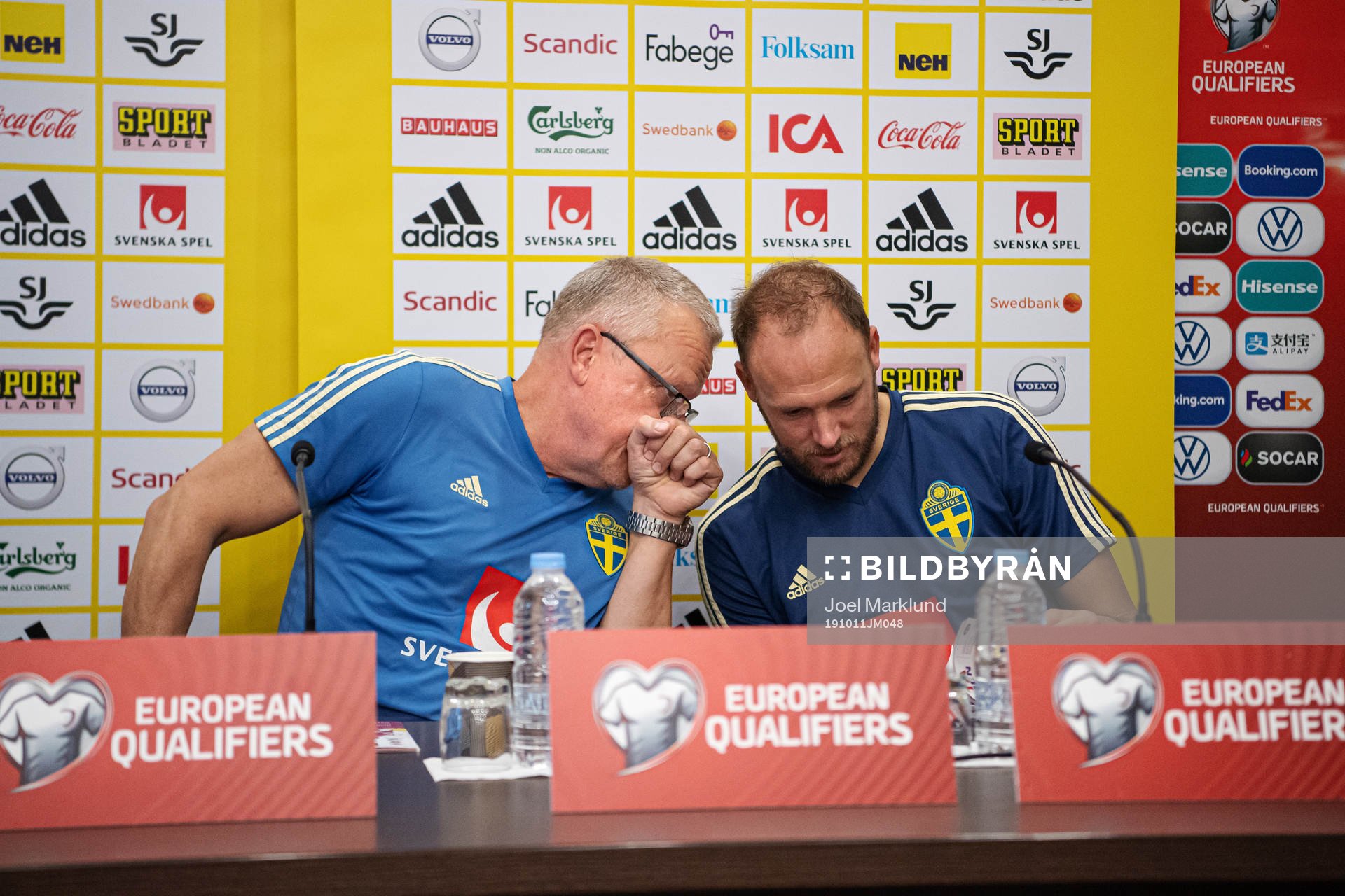 Head coach Janne Andersson and Andreas Granqvist of the