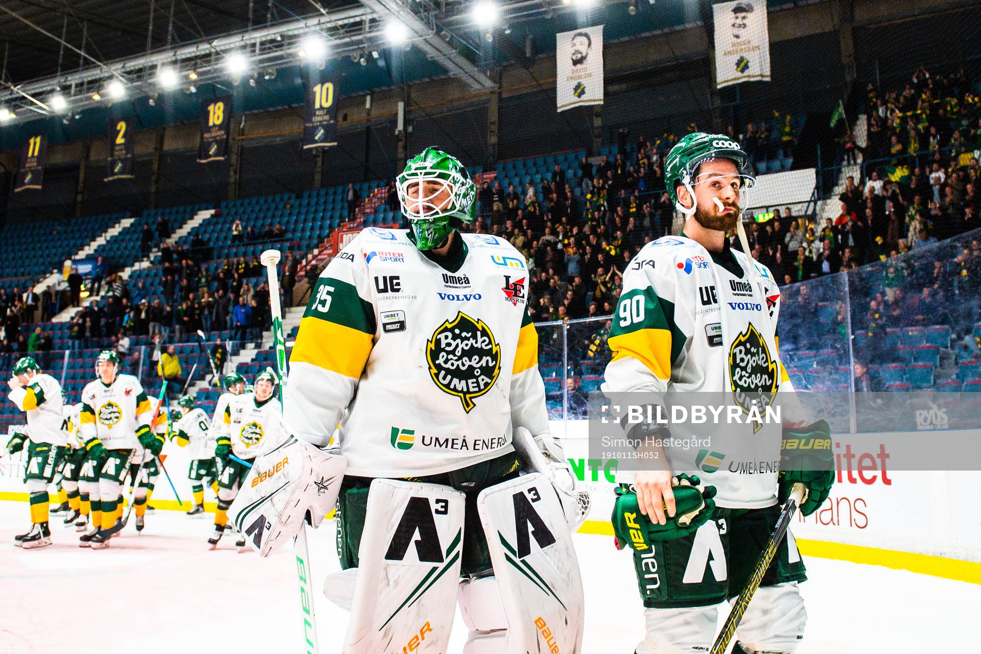 Björklövens målvakt Joe Cannata och Alex Hutchings jublar