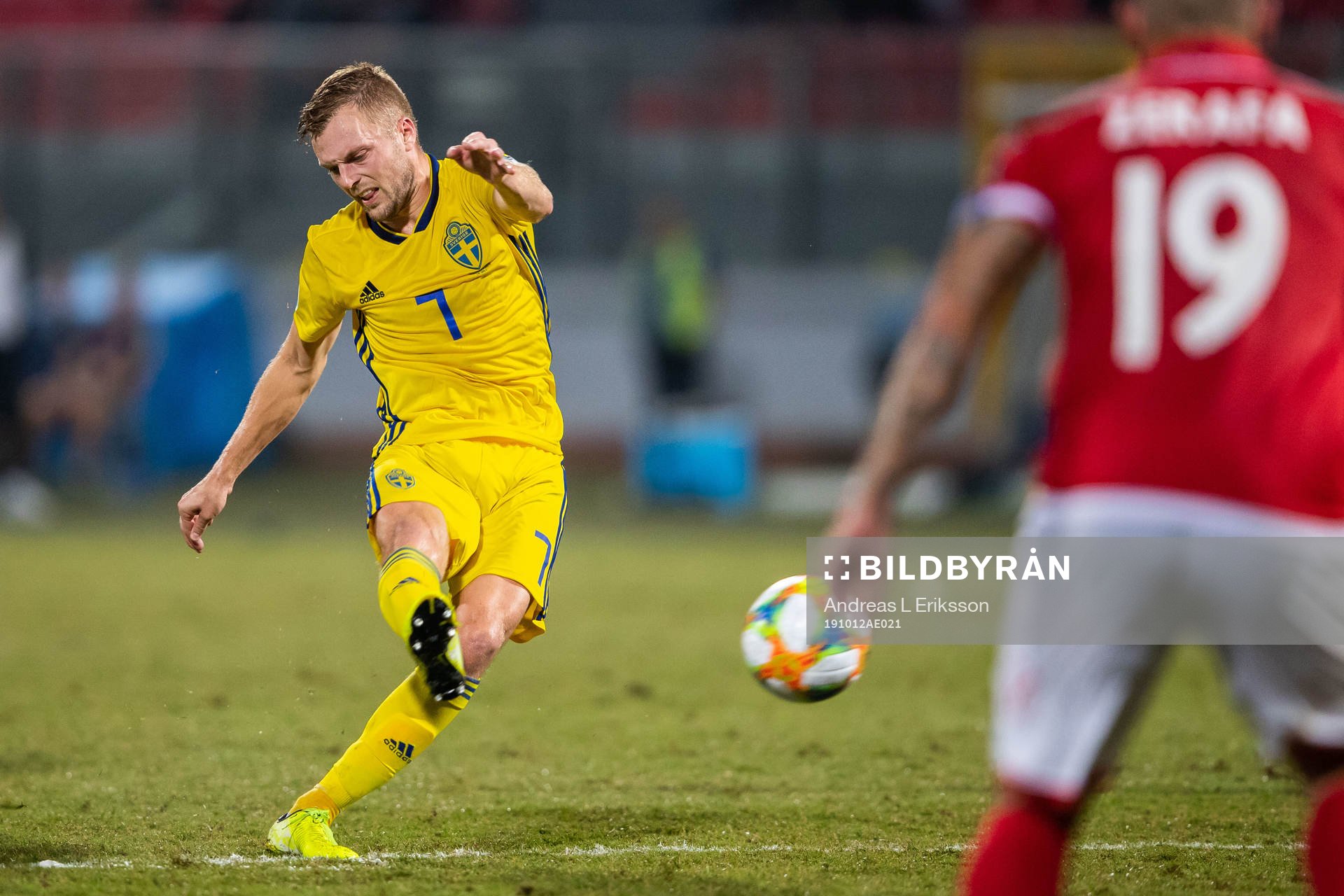 Sebastian Larsson of Sweden with a free kick