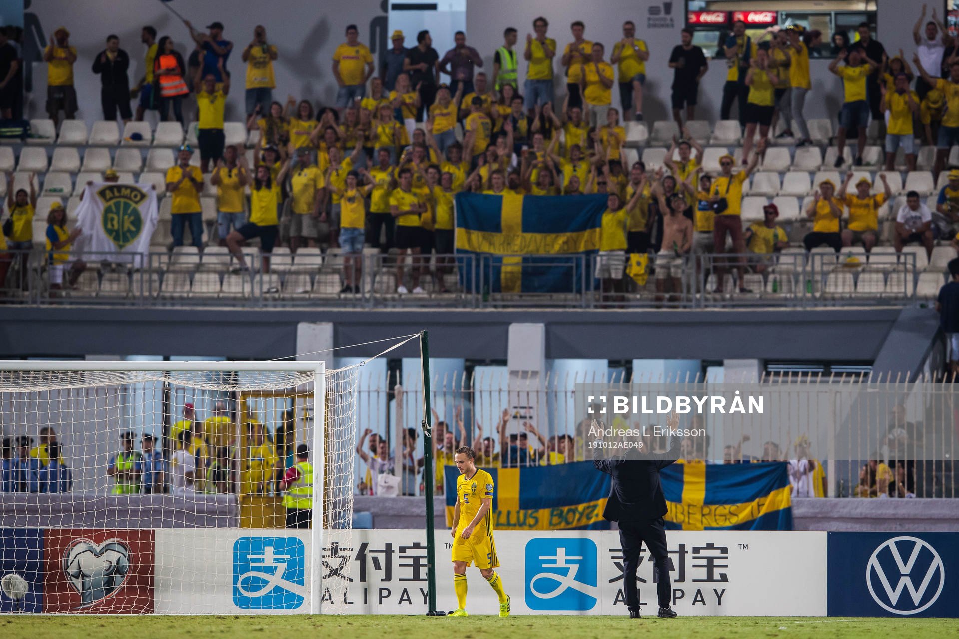 Pierre Bengtsson and Janne Andersson, head coach of Sweden