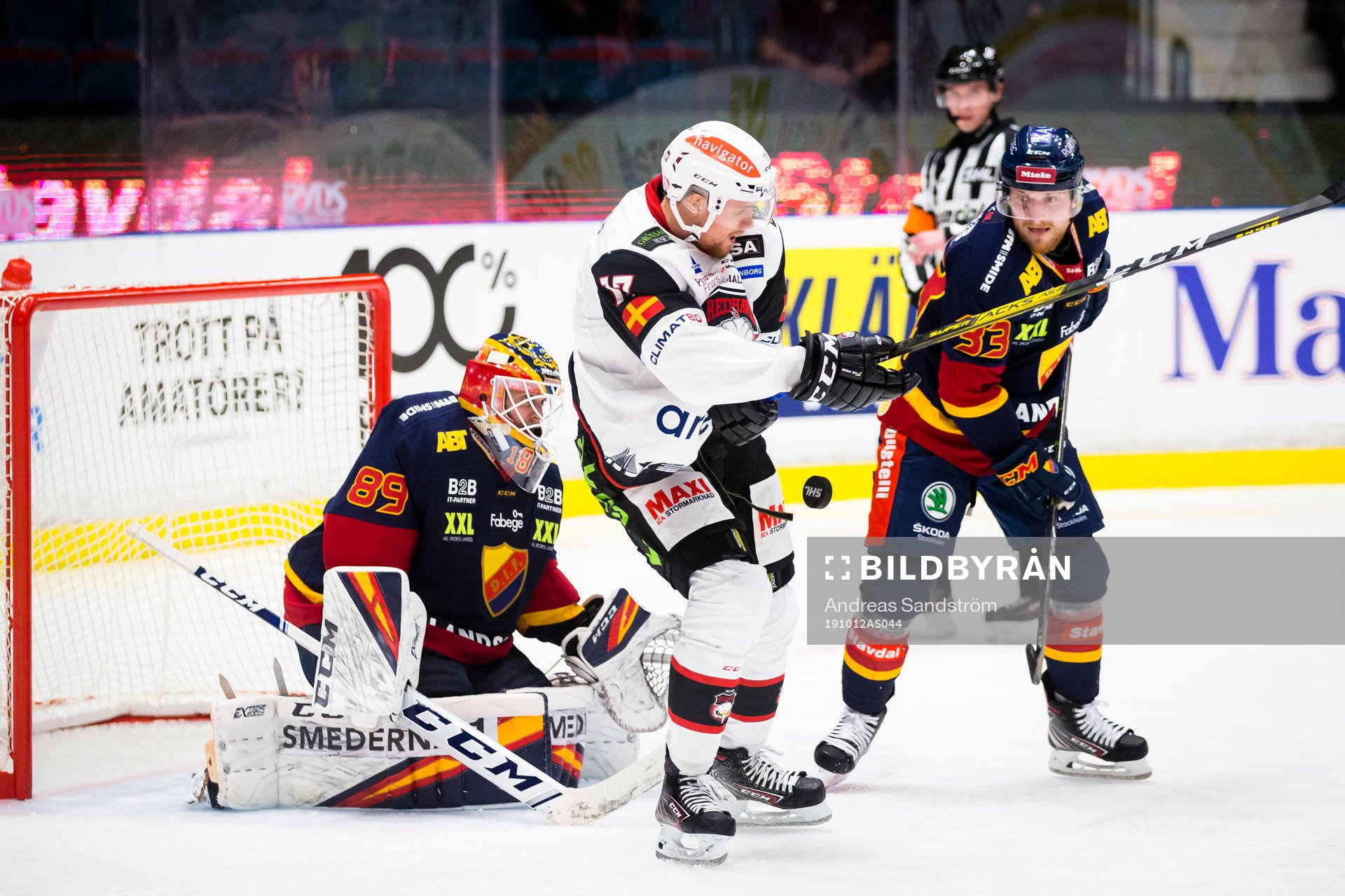 Malmö Redhawks Max Görtz i kamp om pucken med