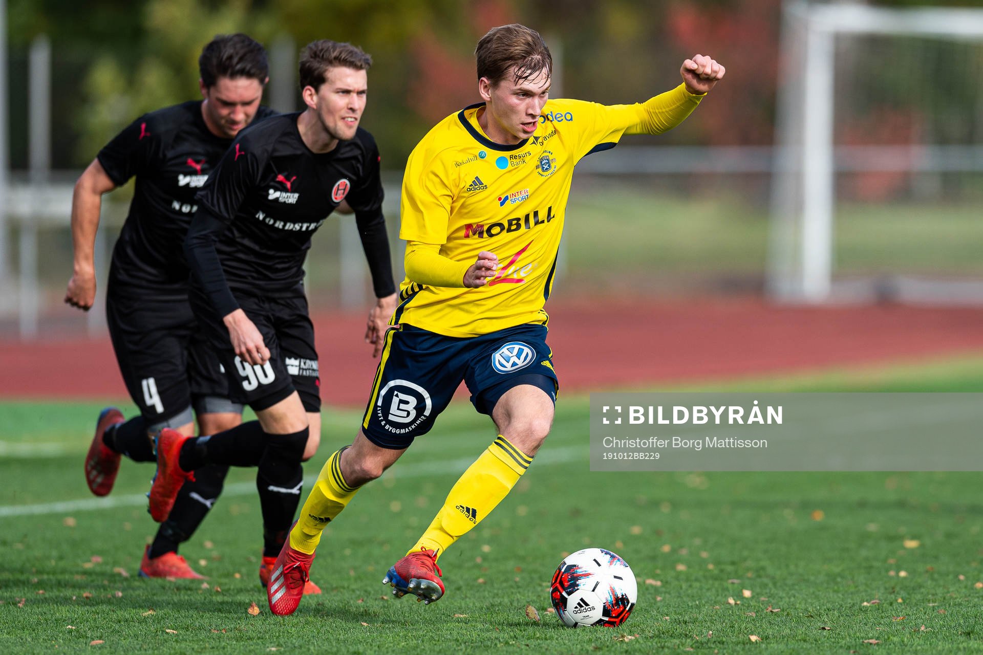 Ängelholms Edvin Nilsson och Hittarps Mikael Berglund Bengtsson samt Daniel Björnberg under fotbollsmatchen i Division 2 Västra Götaland mellan Ängelholm och Hittarp den 12 oktober 2019 i Ängelholm.