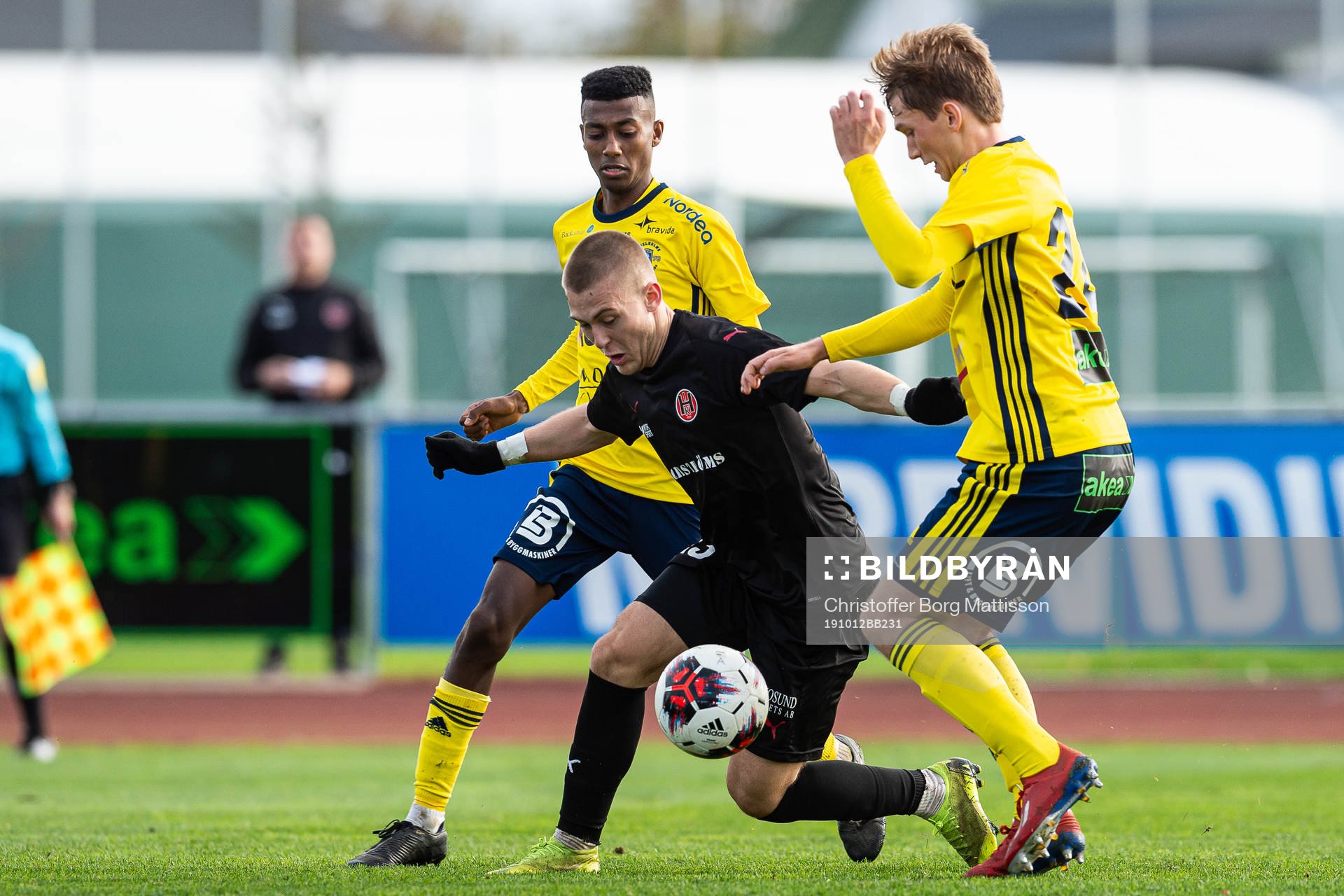 Hittarps Dragos Daniel Farcas Lohan i kamp med Ängelholms Edvin Nilsson under fotbollsmatchen i Division 2 Västra Götaland mellan Ängelholm och Hittarp den 12 oktober 2019 i Ängelholm.