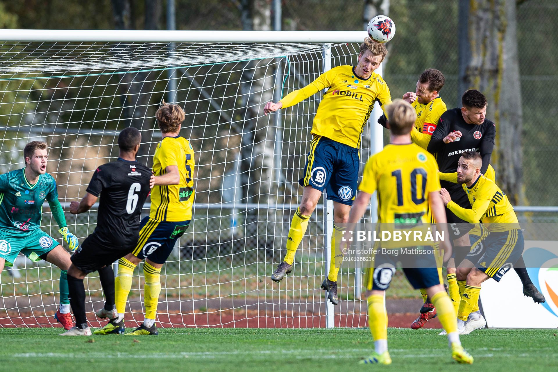 Ängelholms Erik Widén nickar undan bollen under fotbollsmatchen i Division 2 Västra Götaland mellan Ängelholm och Hittarp den 12 oktober 2019 i Ängelholm.