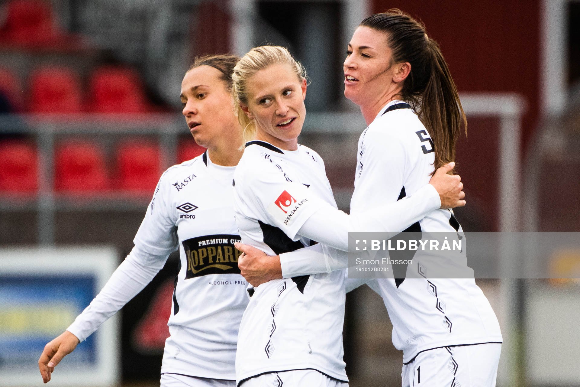 Göteborgs Julia Zigiotti Olme, Rebecka Blomqvist och Pauline Hammarlund jublar efter fotbollsmatchen i Damallsvenskan mellan Piteå och Kopparbergs/Göteborg den 12 oktober 2019 i Piteå.