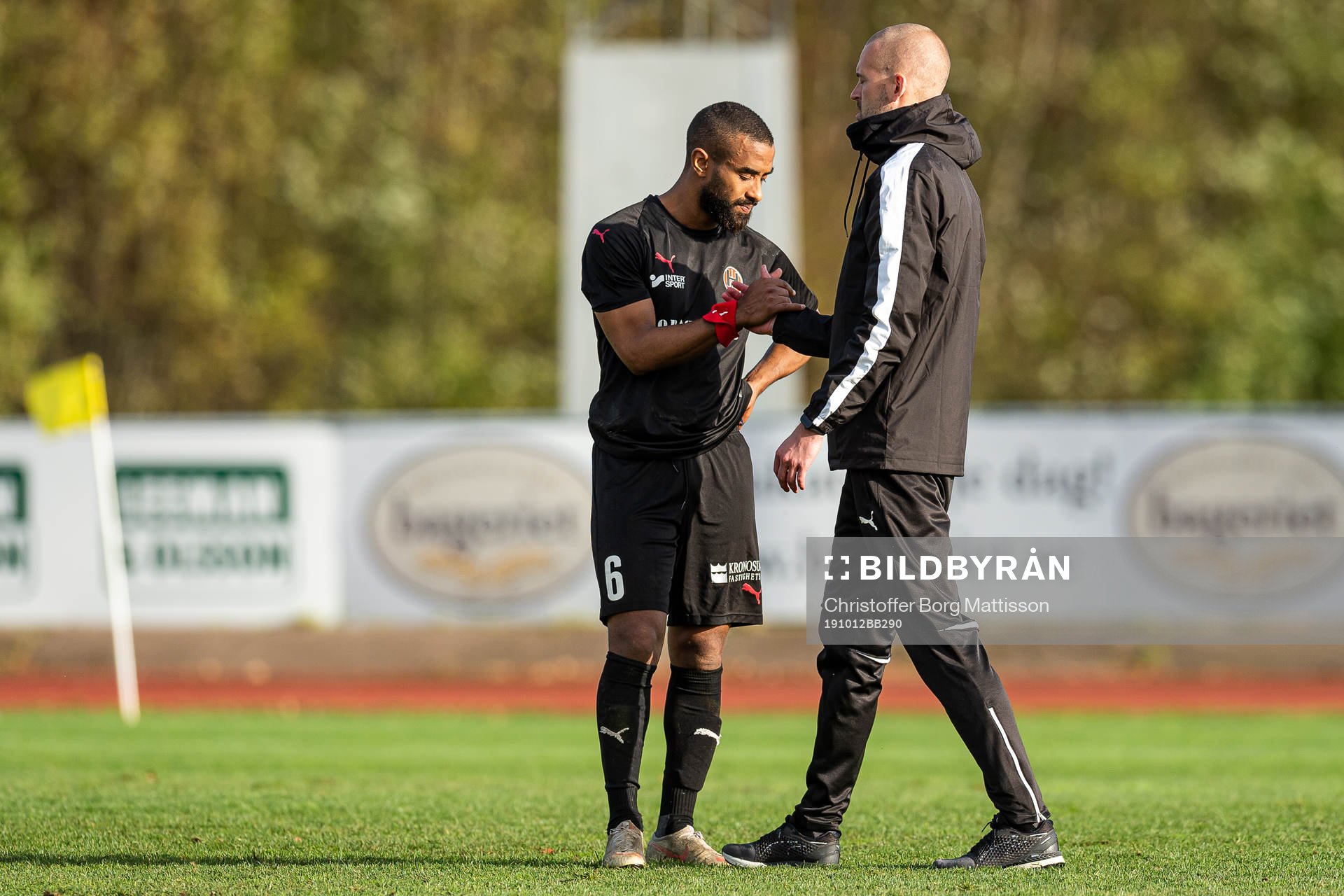 Hittarps Kamal Barny och tränare Anders Schönberg deppar