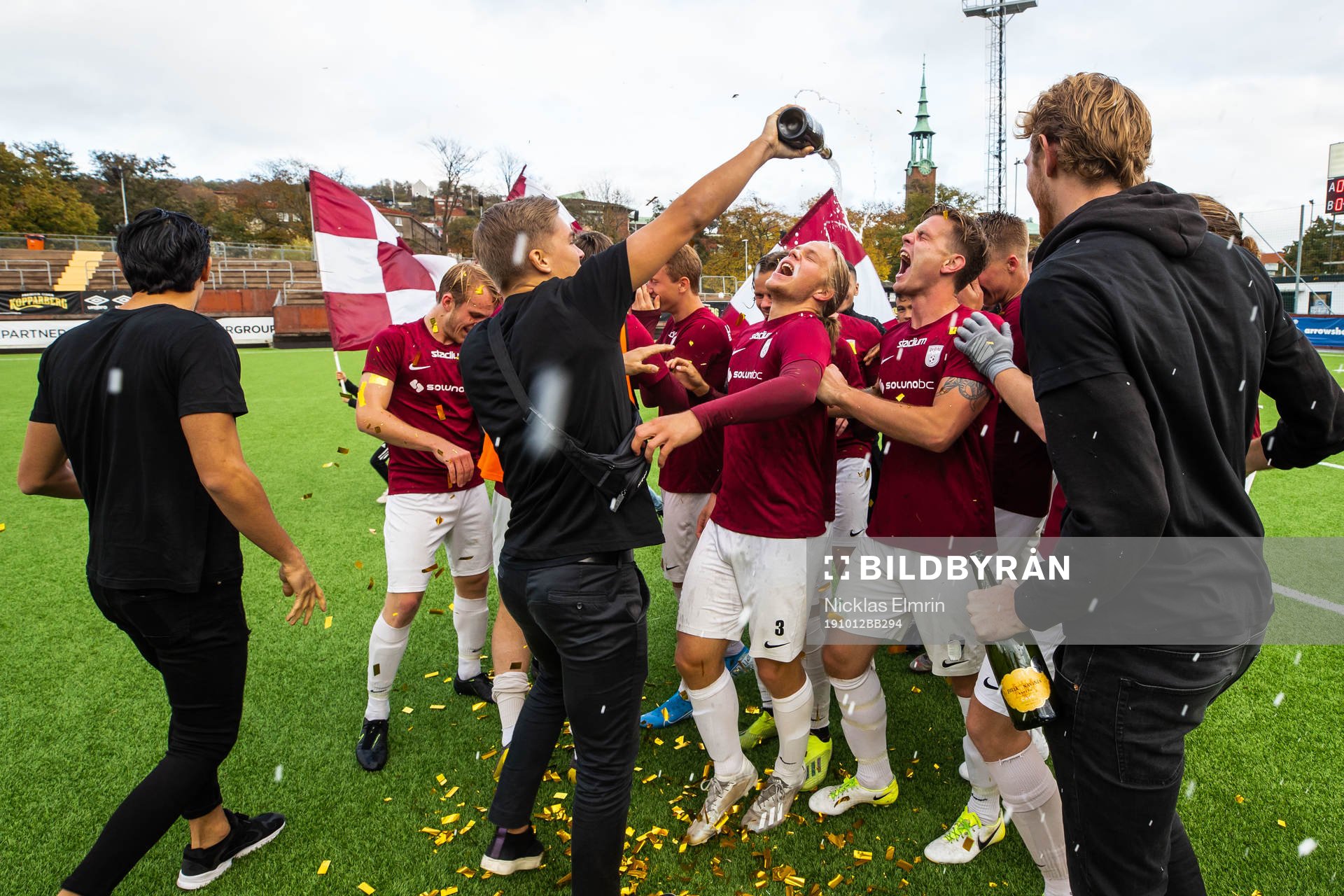Qvidings spelare jublar efter fotbollsmatchen i div 2 Västra Götaland mellan Qviding och Eslövs den 12 oktober 2019 i Göteborg.