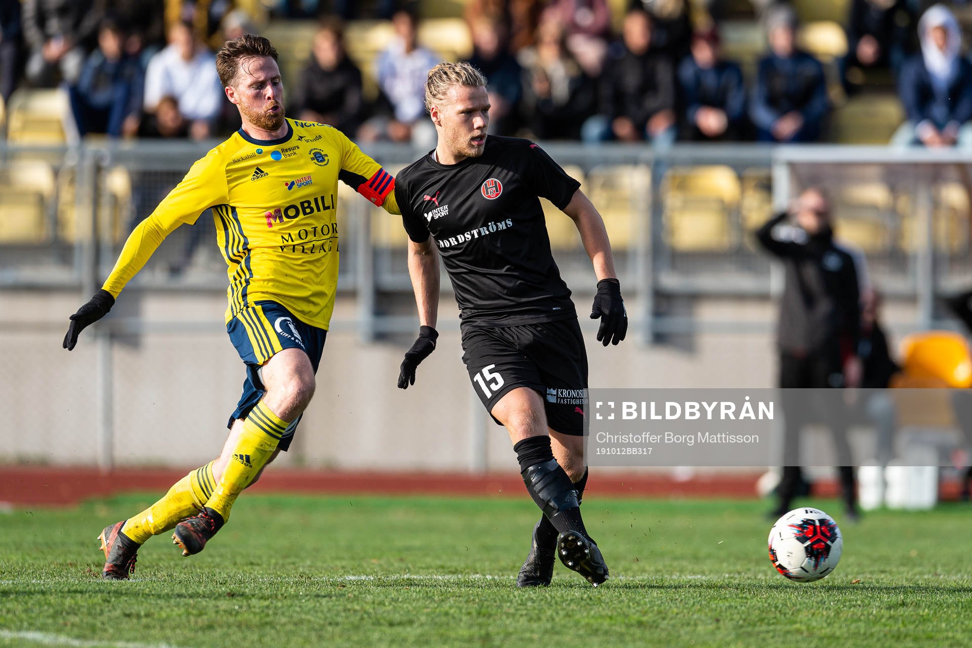 Ängelholms Björn Westerblad och Hittarps Jonathan Olsson under fotbollsmatchen i Division 2 Västra Götaland mellan Ängelholm och Hittarp den 12 oktober 2019 i Ängelholm.