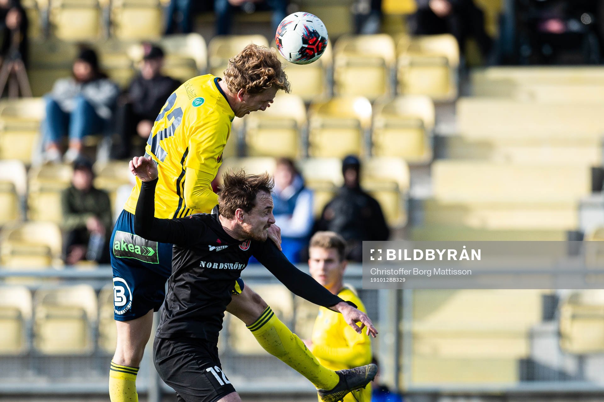 Ängelholms Erik Widén i nickduell med Hittarps André Kopfinger under fotbollsmatchen i Division 2 Västra Götaland mellan Ängelholm och Hittarp den 12 oktober 2019 i Ängelholm.