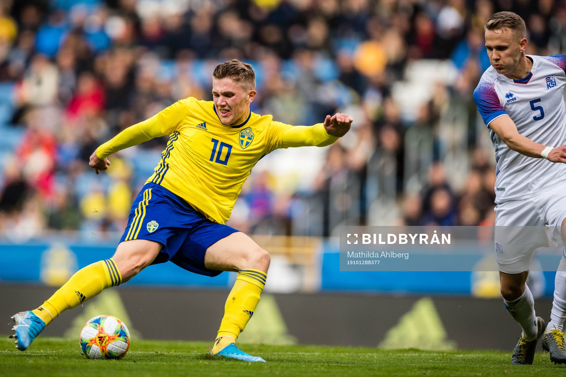 Viktor Gyökeres of Sweden and Isak Oli Olafsson of Iceland