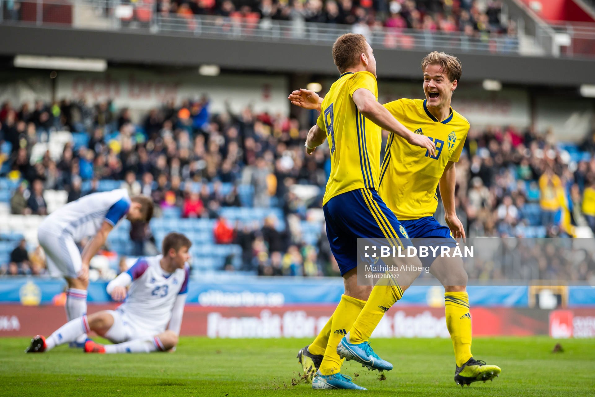 Dejan Kulusevski and August Erlingmark of Sweden celebrate