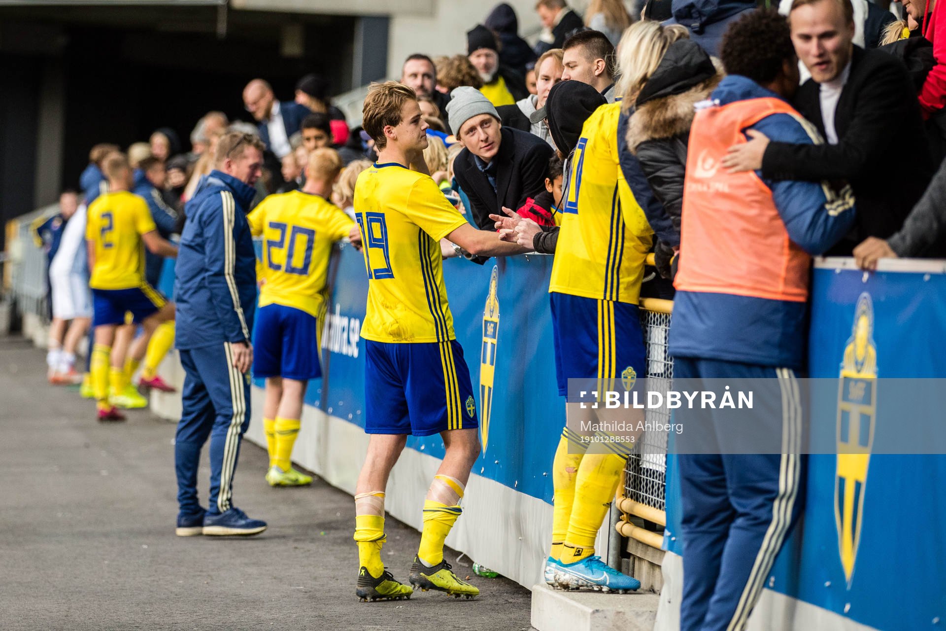 Players of Sweden celebrates with fans