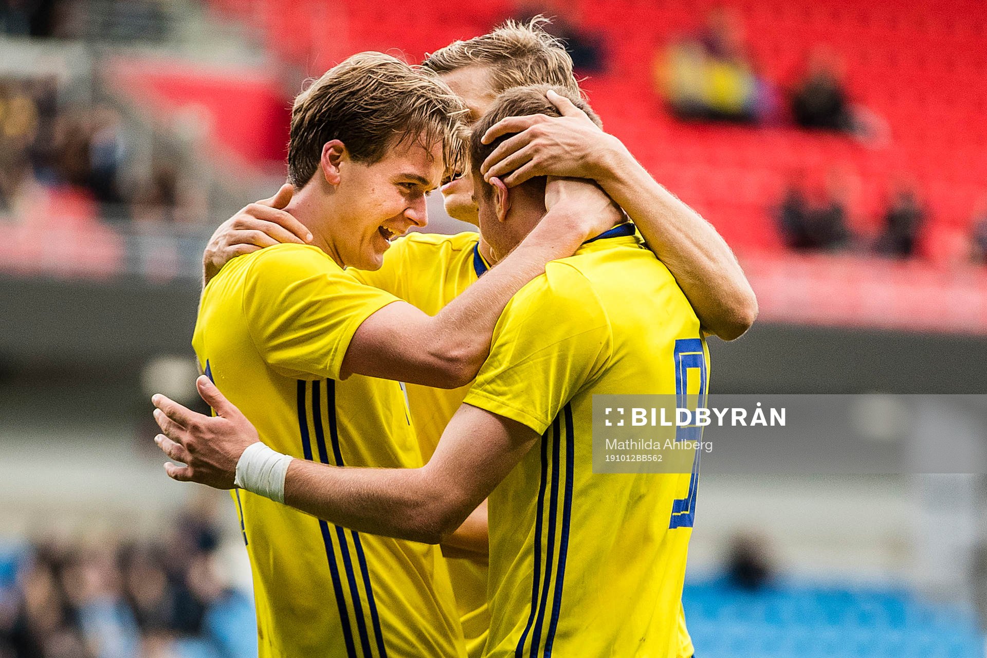 August Erlingmark of Sweden celebrates with Dejan Kulusevski