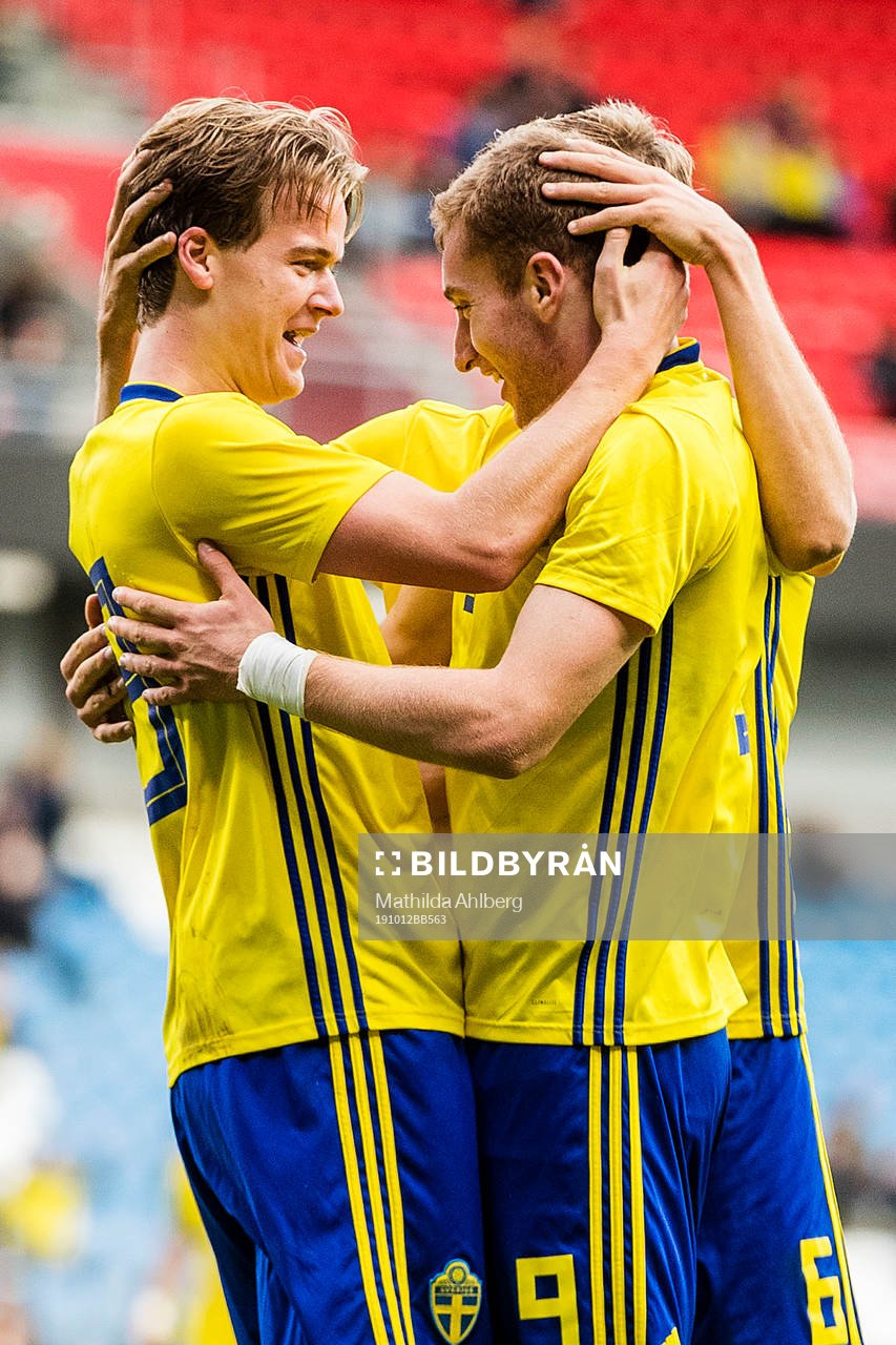 August Erlingmark of Sweden celebrates with Dejan Kulusevski