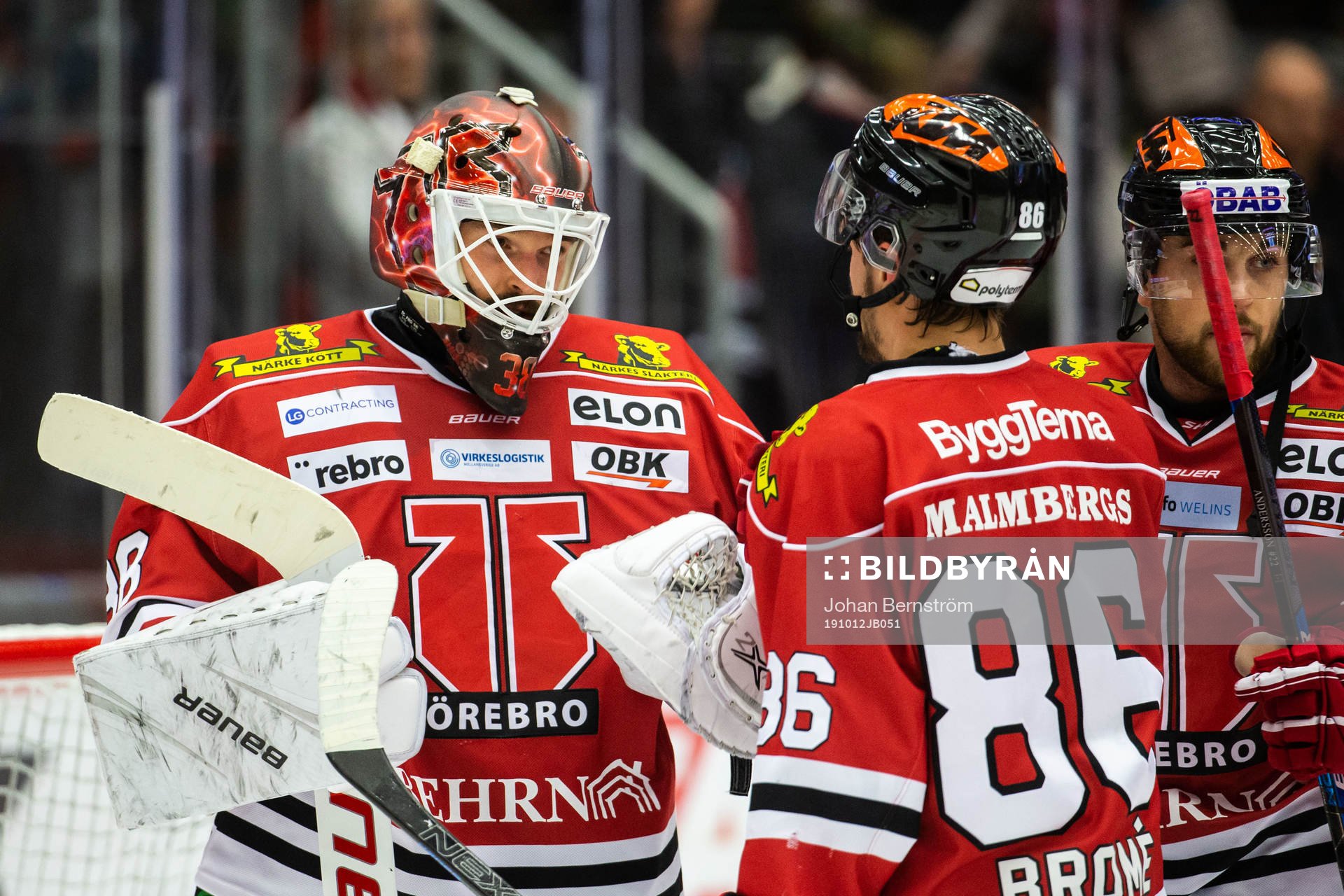 Örebros målvakt Dominik Furch och Mathias Bromé jublar