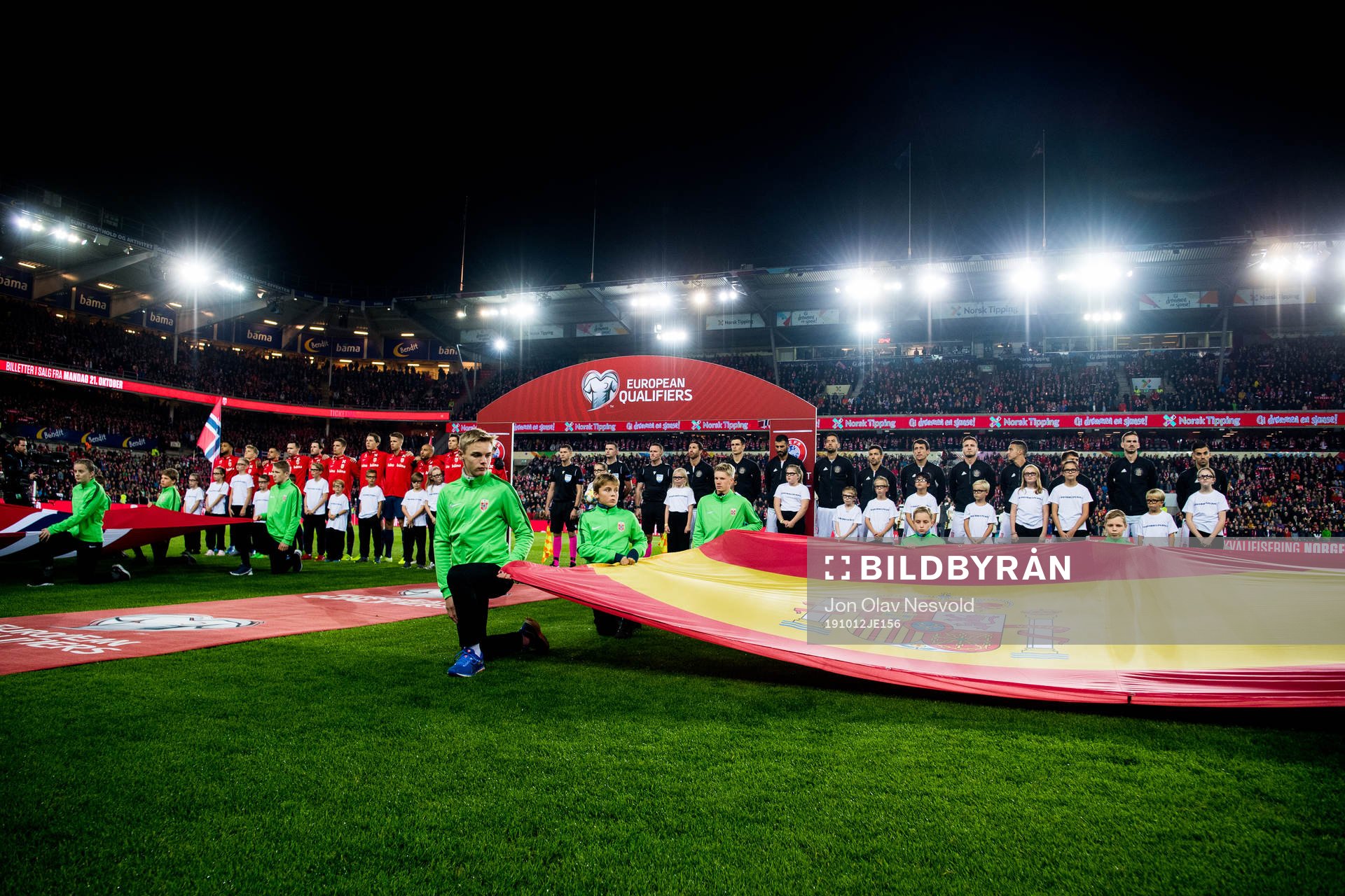 The players line up