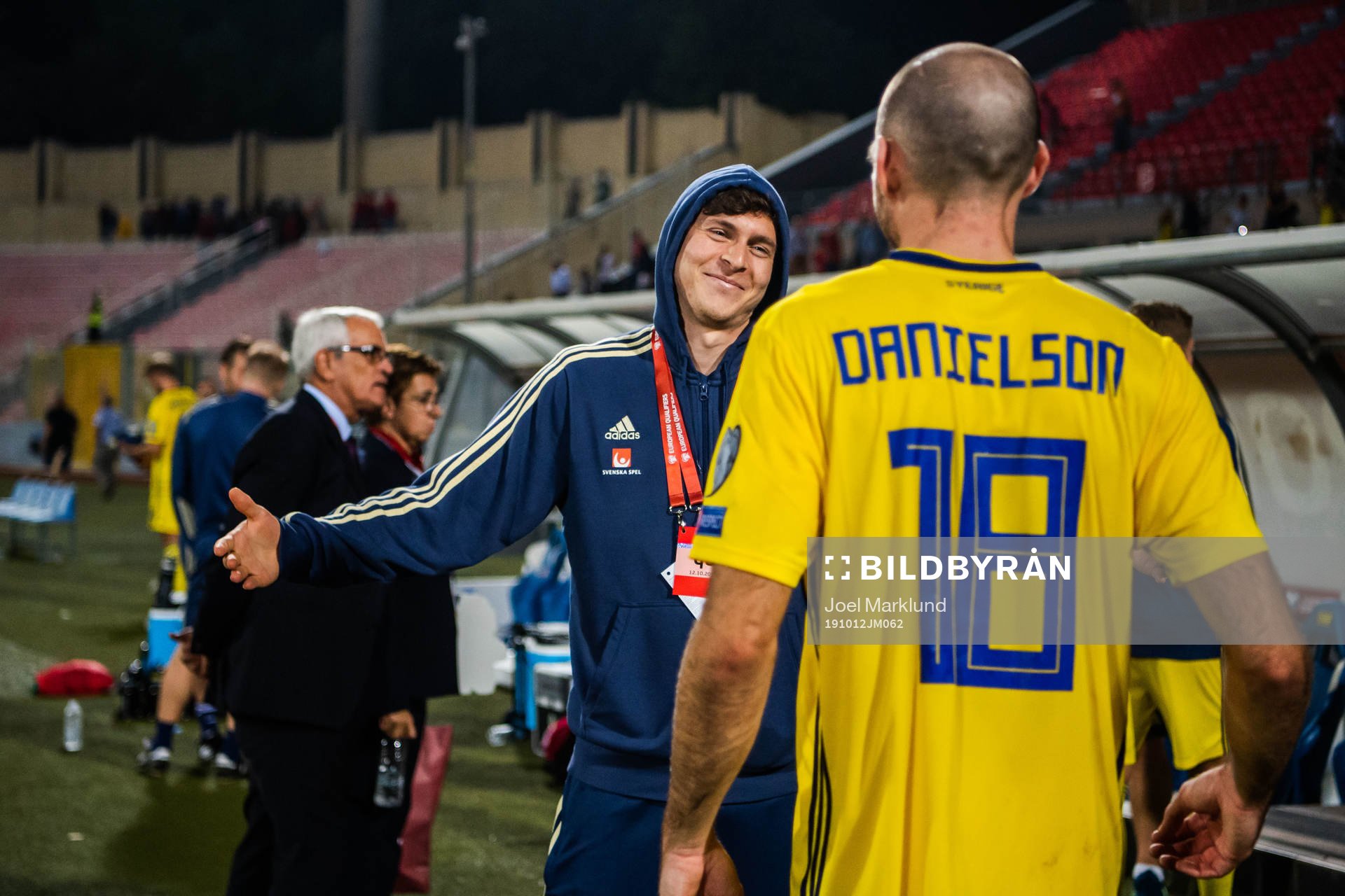 Victor Nilsson Lindelöf hugs Marcus Danielson of Sweden