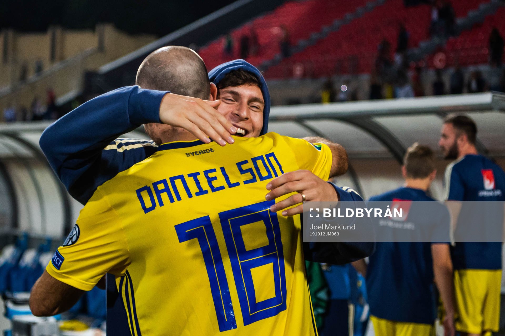 Victor Nilsson Lindelöf hugs Marcus Danielson of Sweden