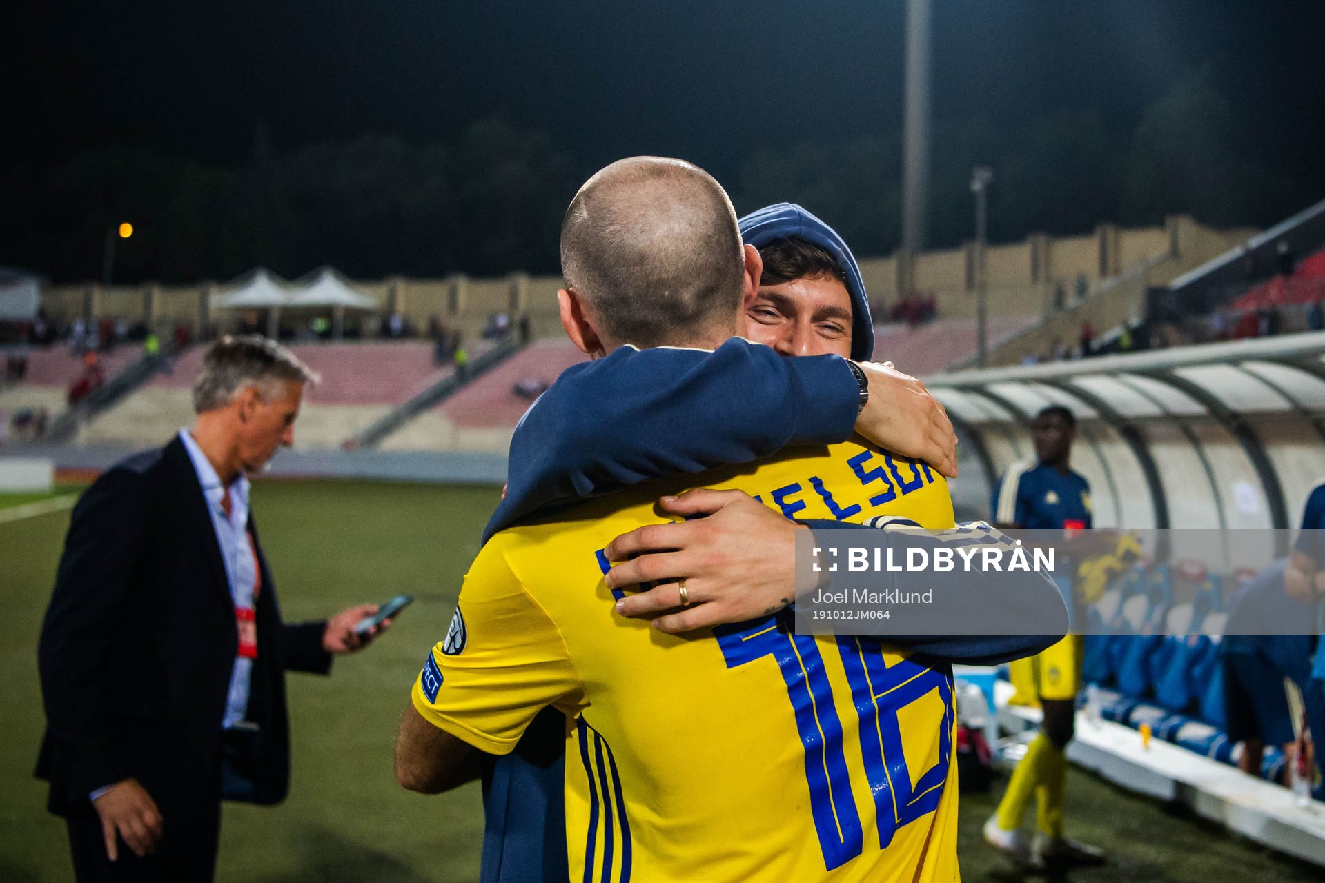 Victor Nilsson Lindelöf hugs Marcus Danielson of Sweden