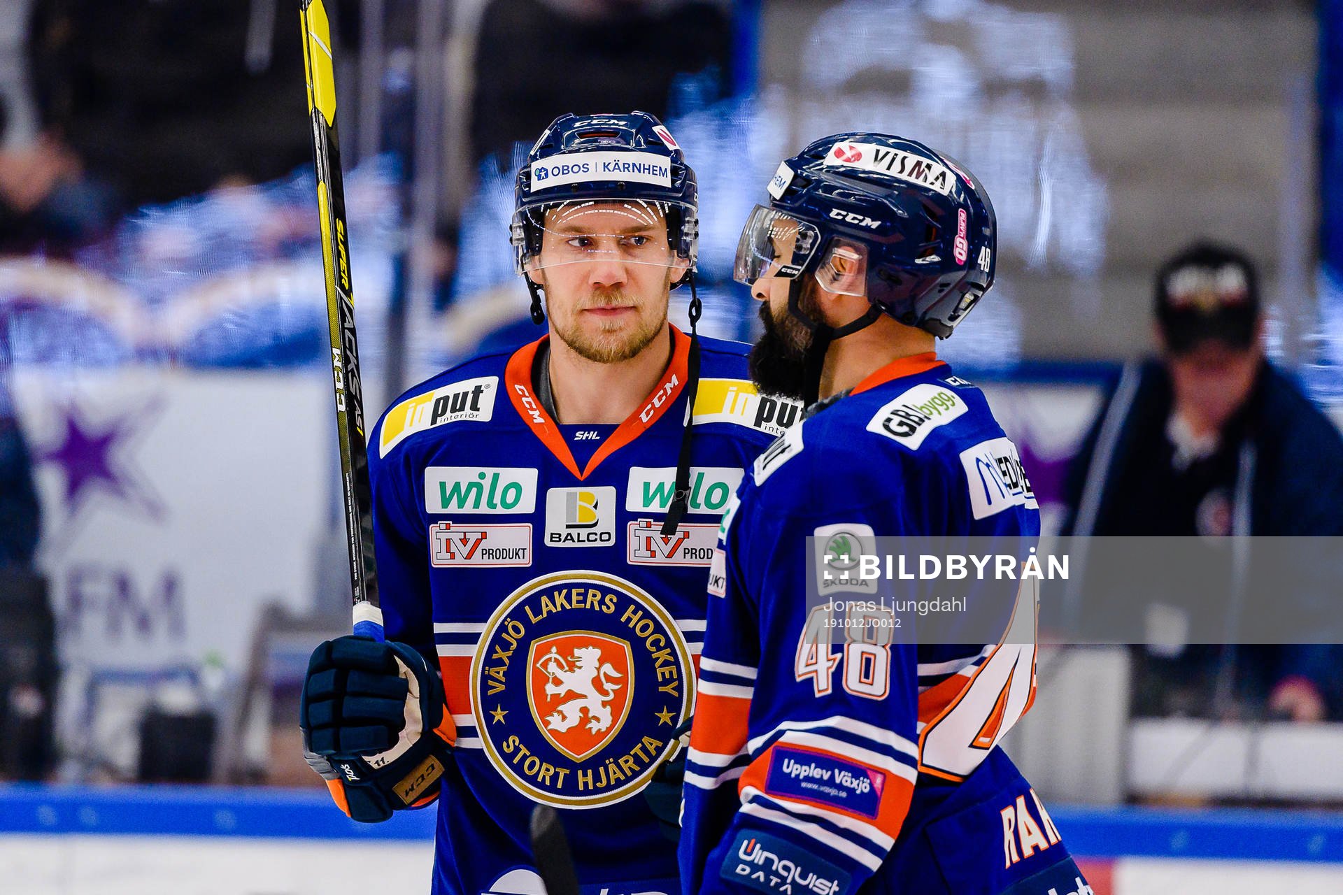 Växjös Ilari Melart pratar med Växjös Daniel Rahimi