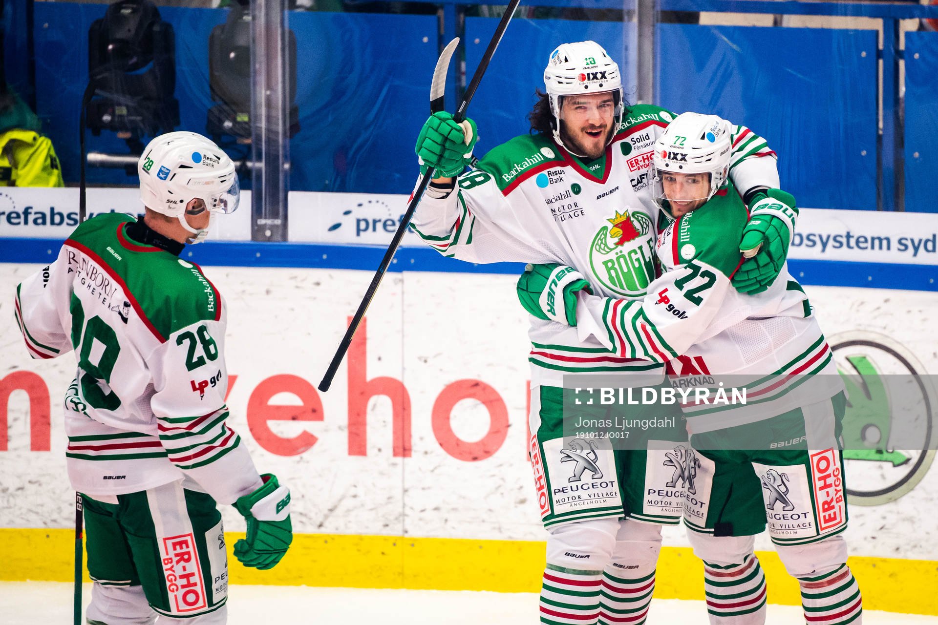 Rögles Daniel Zaar jublar med lagkamrater