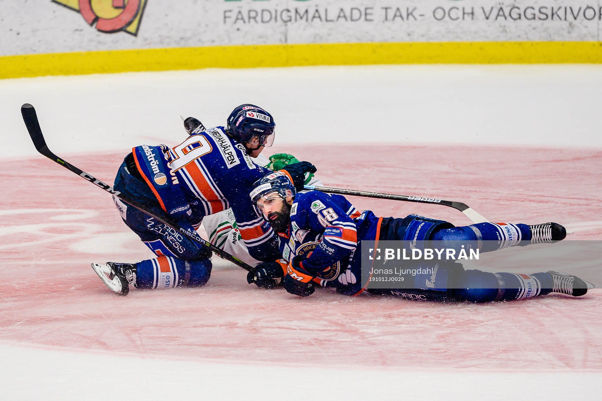 Växjös Marcus Davidsson och Daniel Rahimi faller