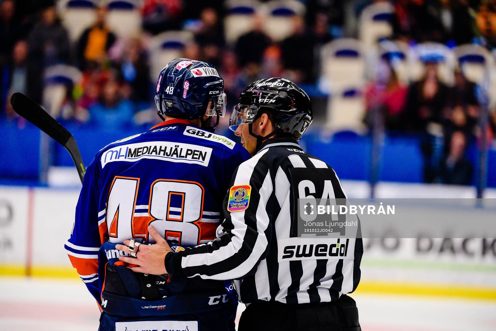 Växjös Daniel Rahimi pratar med Linjedomare Andreas
