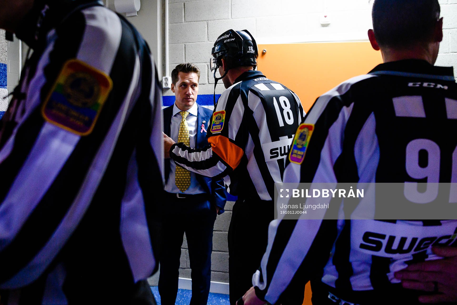 Växjös tränare Sam Hallam pratar med Domare Mikael Nord