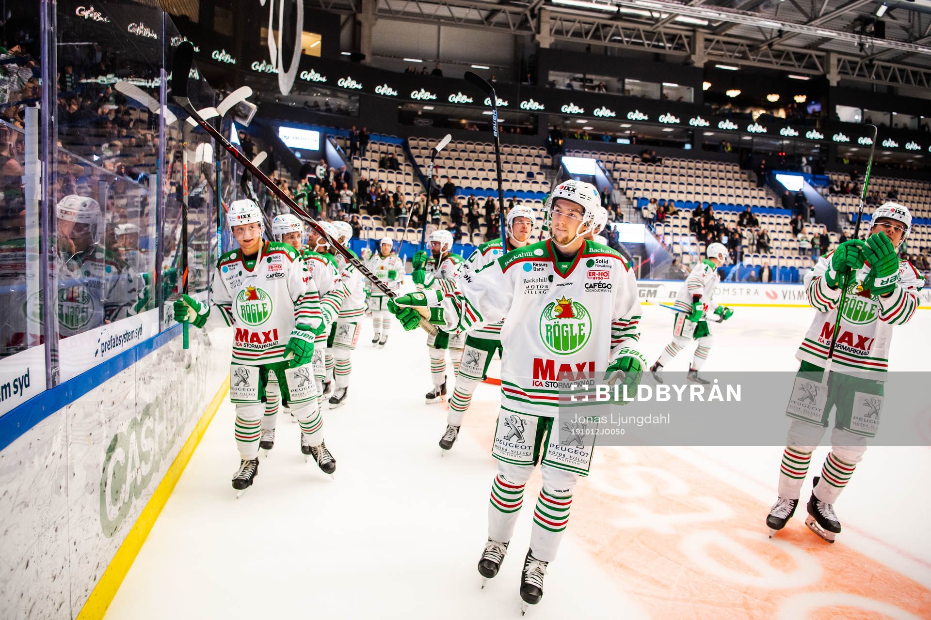 Rögles spelare jublar framför supportrar