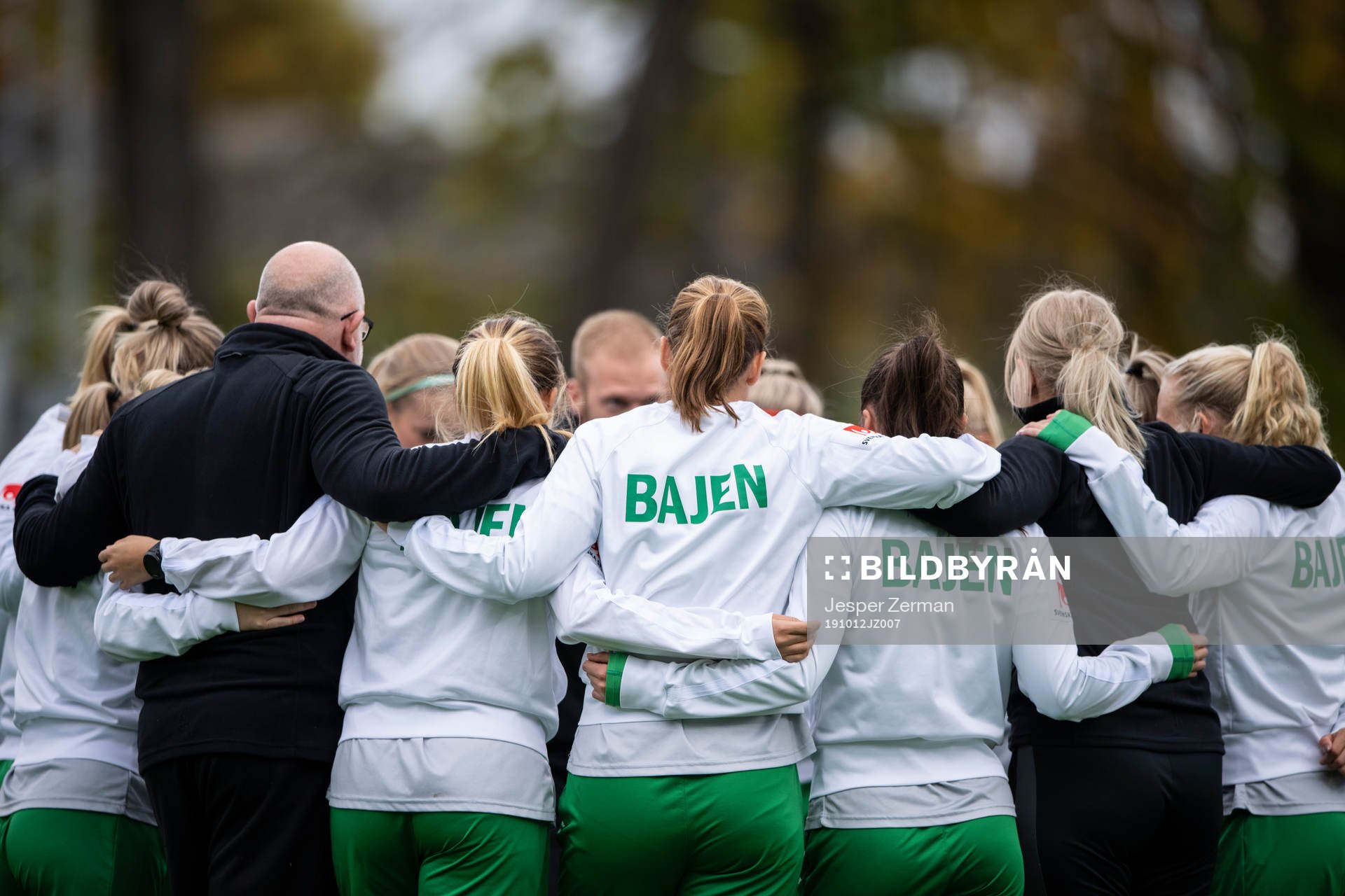 Hammarbys spelare samlas i en ring inför fotbollsmatchen i Elitettan mellan Hammarby och AIK den 12 oktober 2019 i Stockholm.