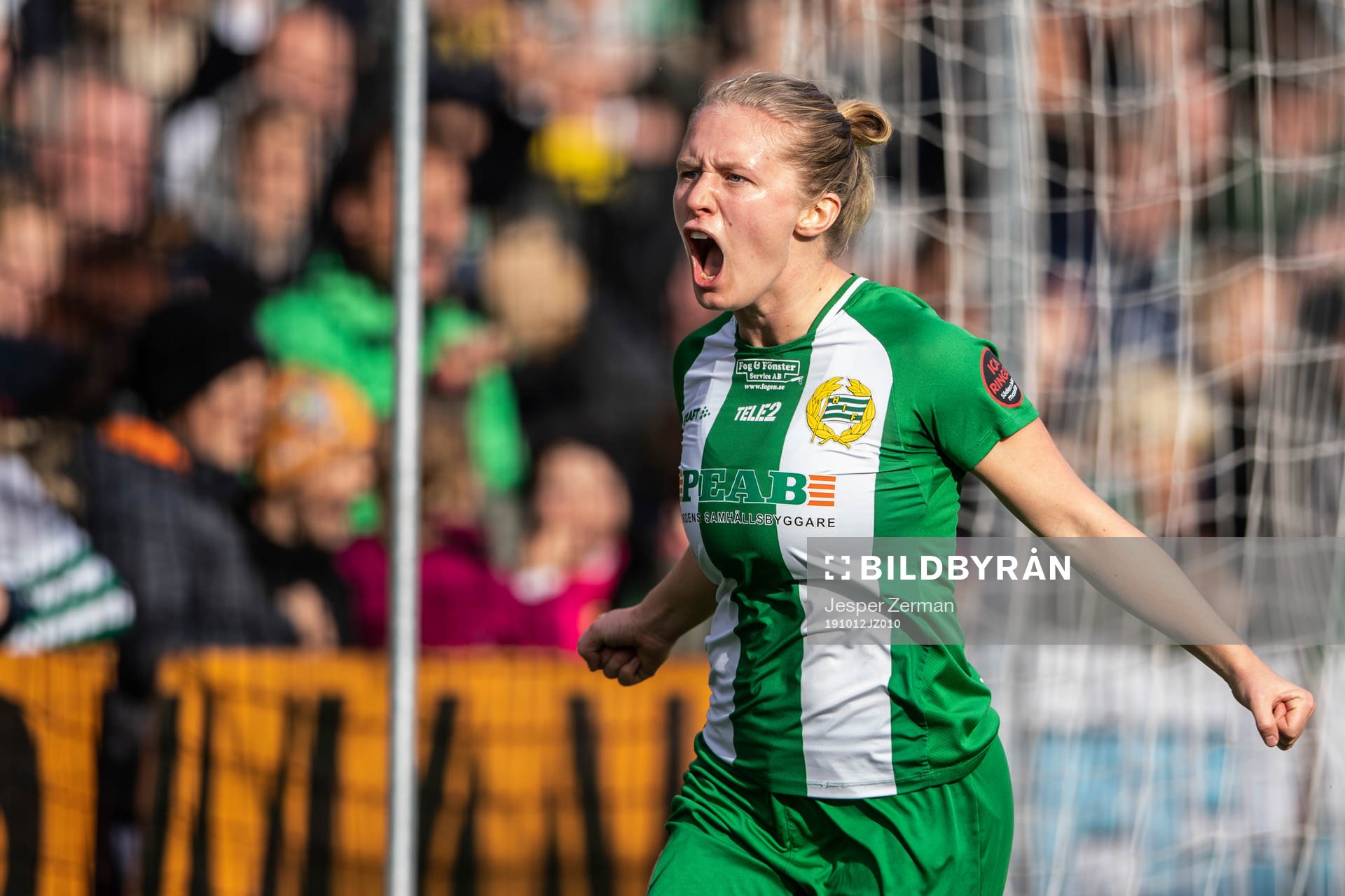 Hammarbys Emilia Larsson jublar efter sitt 1-0 mål under fotbollsmatchen i Elitettan mellan Hammarby och AIK den 12 oktober 2019 i Stockholm.