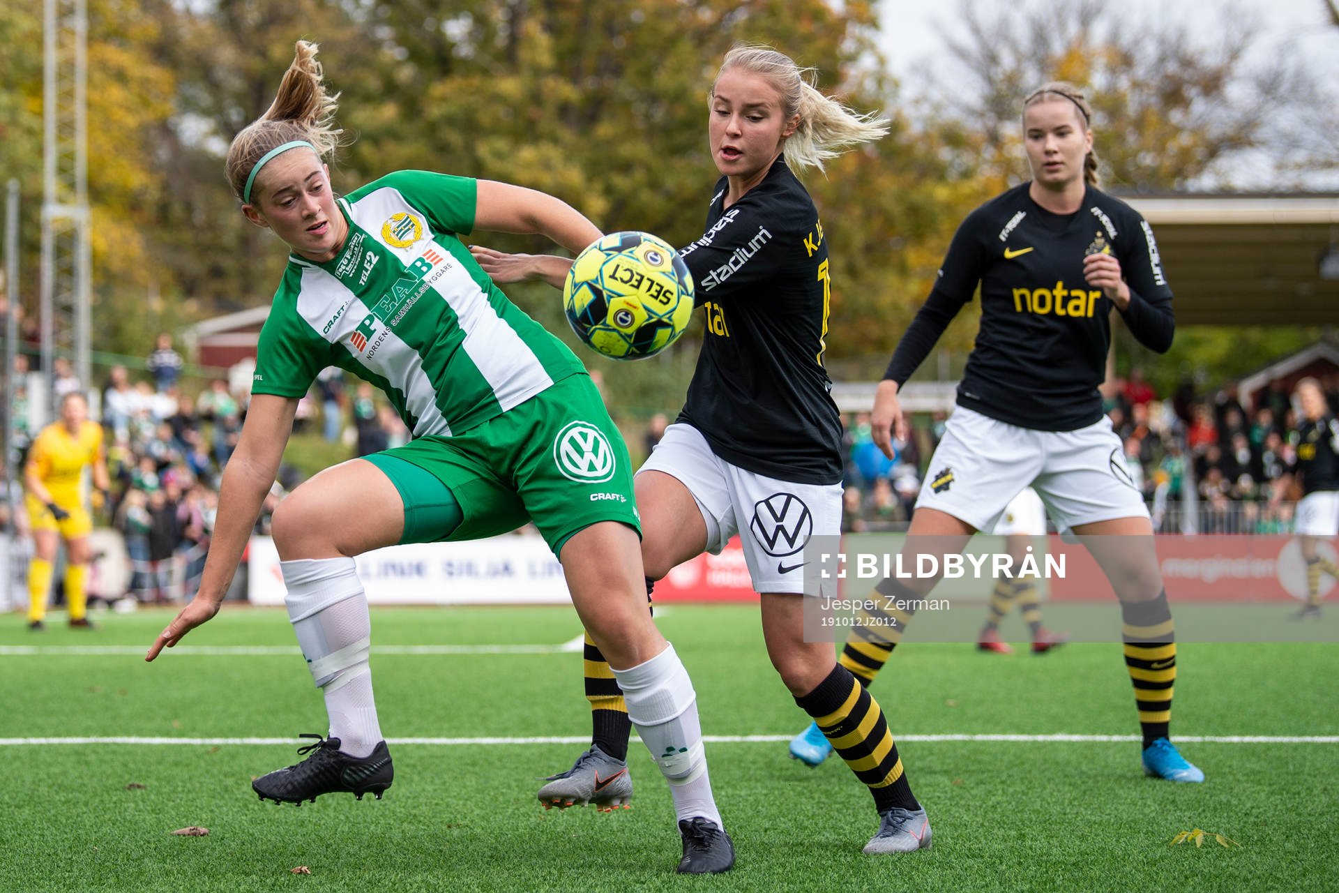 Hammarbys Filippa Graneld och AIK:s Kajsa Kjellander under fotbollsmatchen i Elitettan mellan Hammarby och AIK den 12 oktober 2019 i Stockholm.