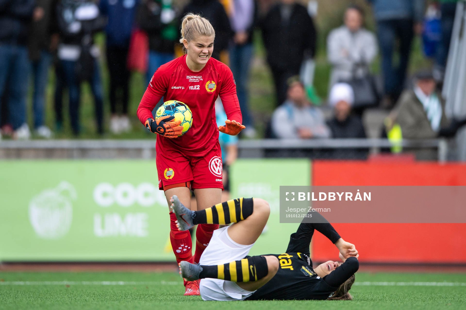 Hammarbys målvakt Britta Elsert Gynning och AIK:s Therese Simonsson under fotbollsmatchen i Elitettan mellan Hammarby och AIK den 12 oktober 2019 i Stockholm.