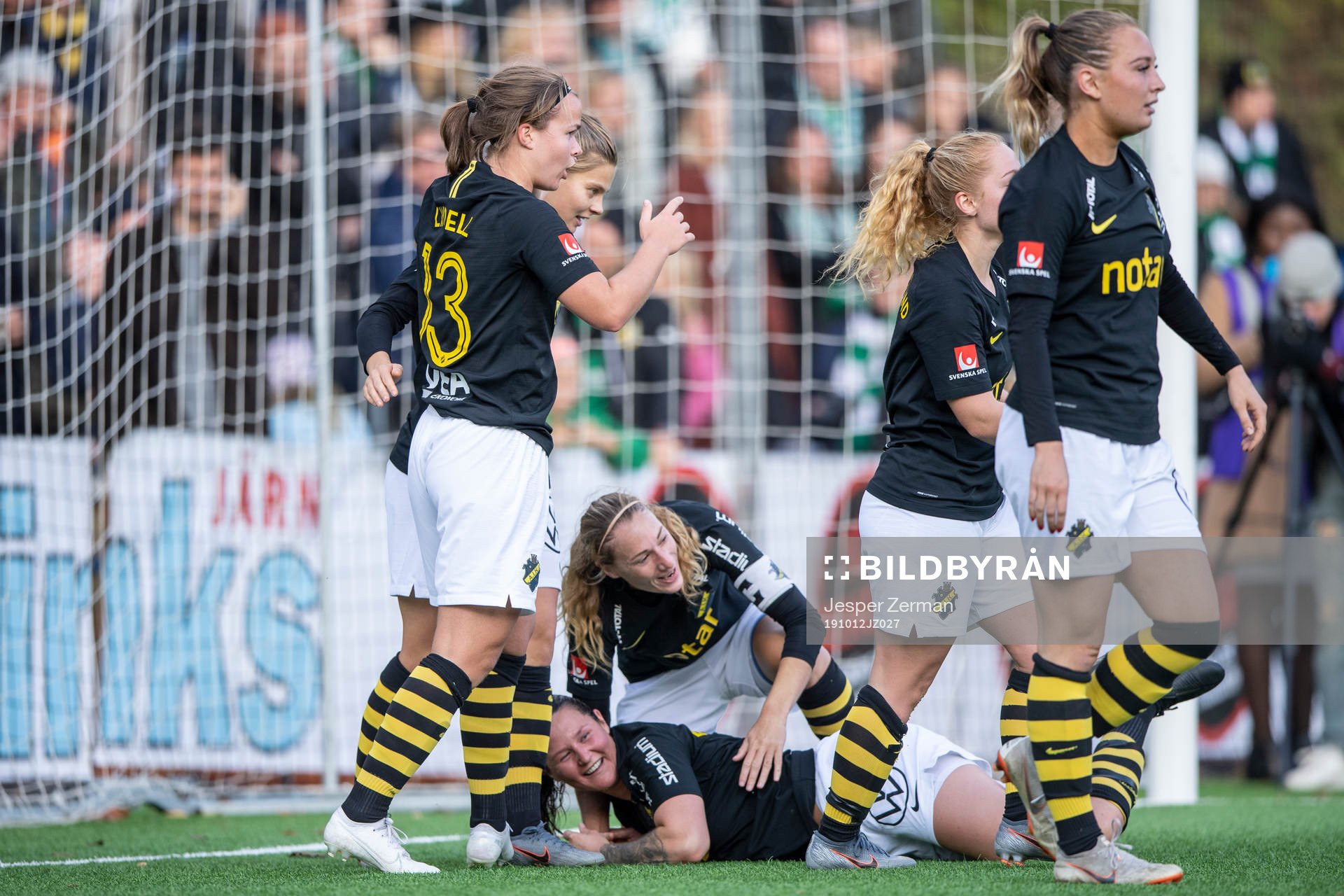 s Nicole Odelberg Modin (liggandes) jublar