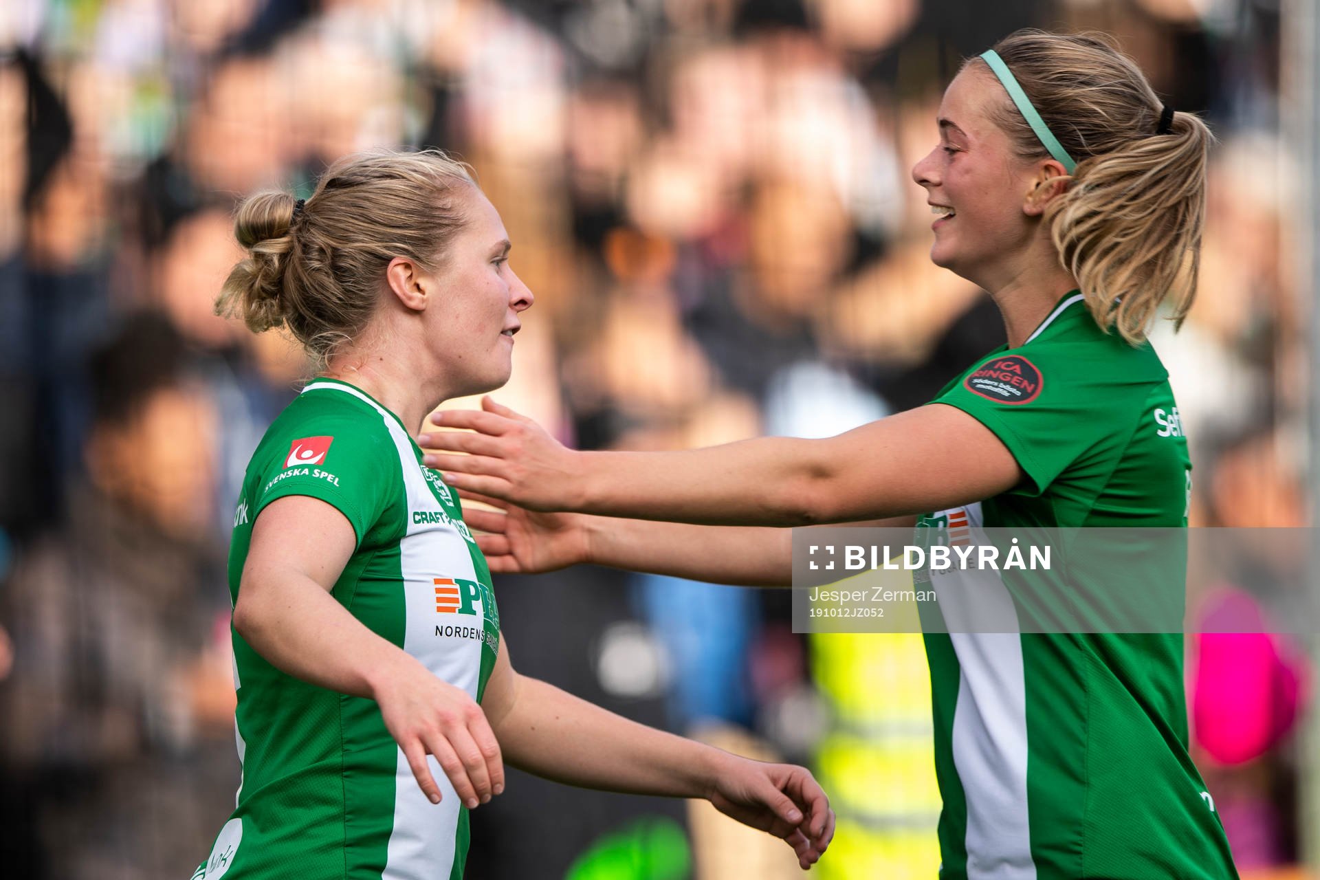 Hammarbys Emilia Larsson (v) jublar efter sitt 1-0 mål under fotbollsmatchen i Elitettan mellan Hammarby och AIK den 12 oktober 2019 i Stockholm.