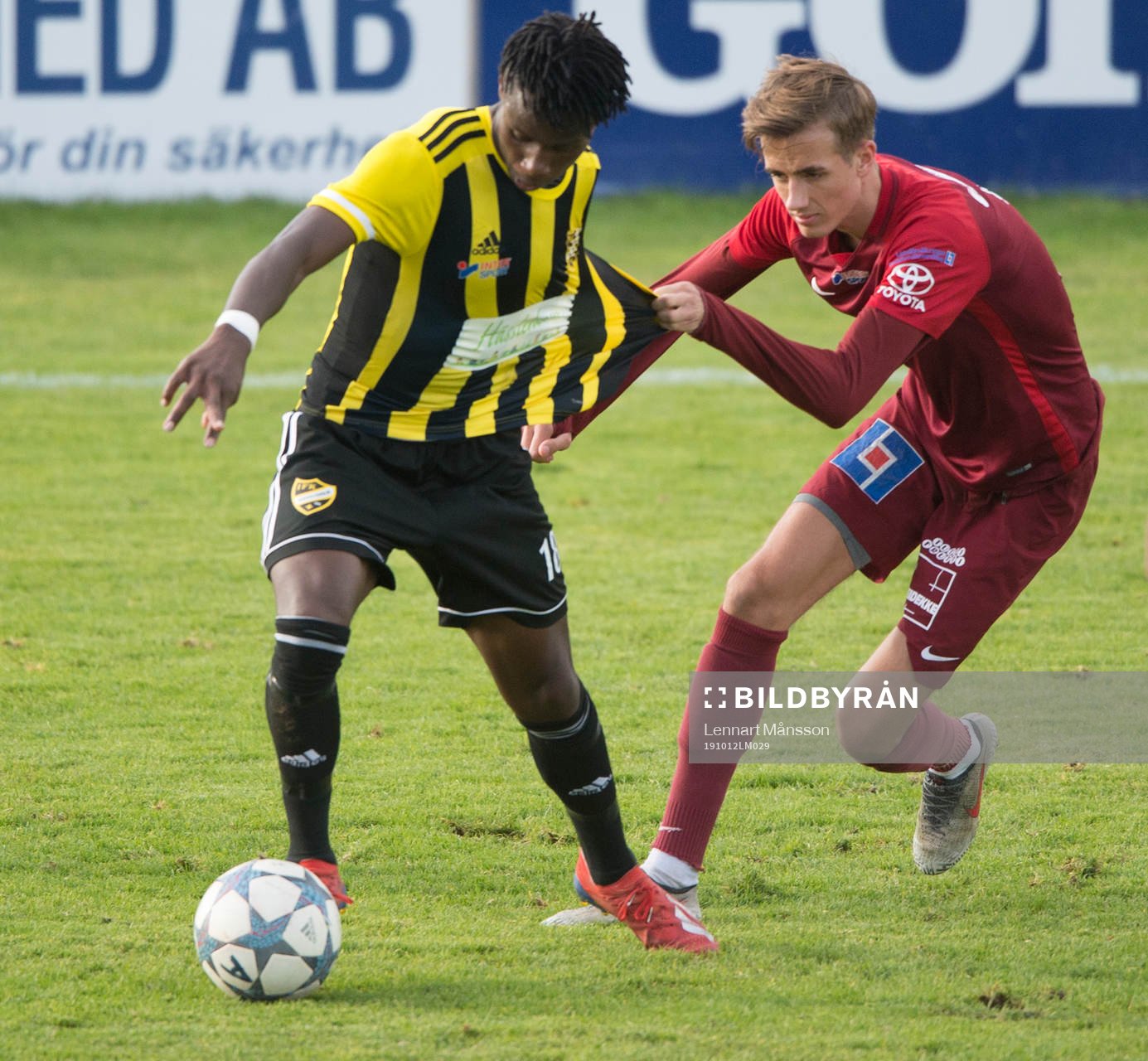 IFK Hässleholms Carl Mujaguzi i matchen i division 2