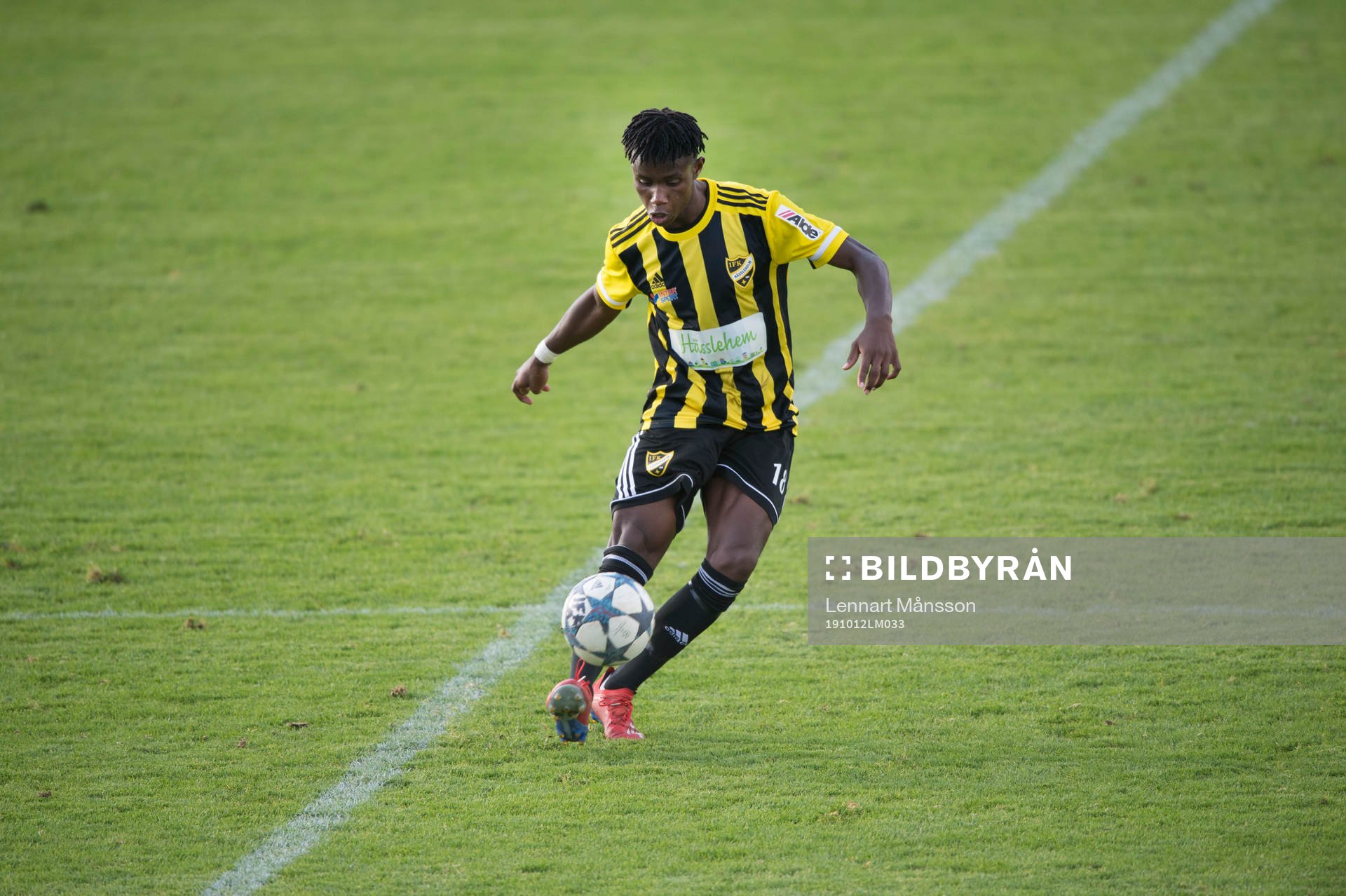 IFK Hässleholms Carl Mujaguzi  i matchen i division 2