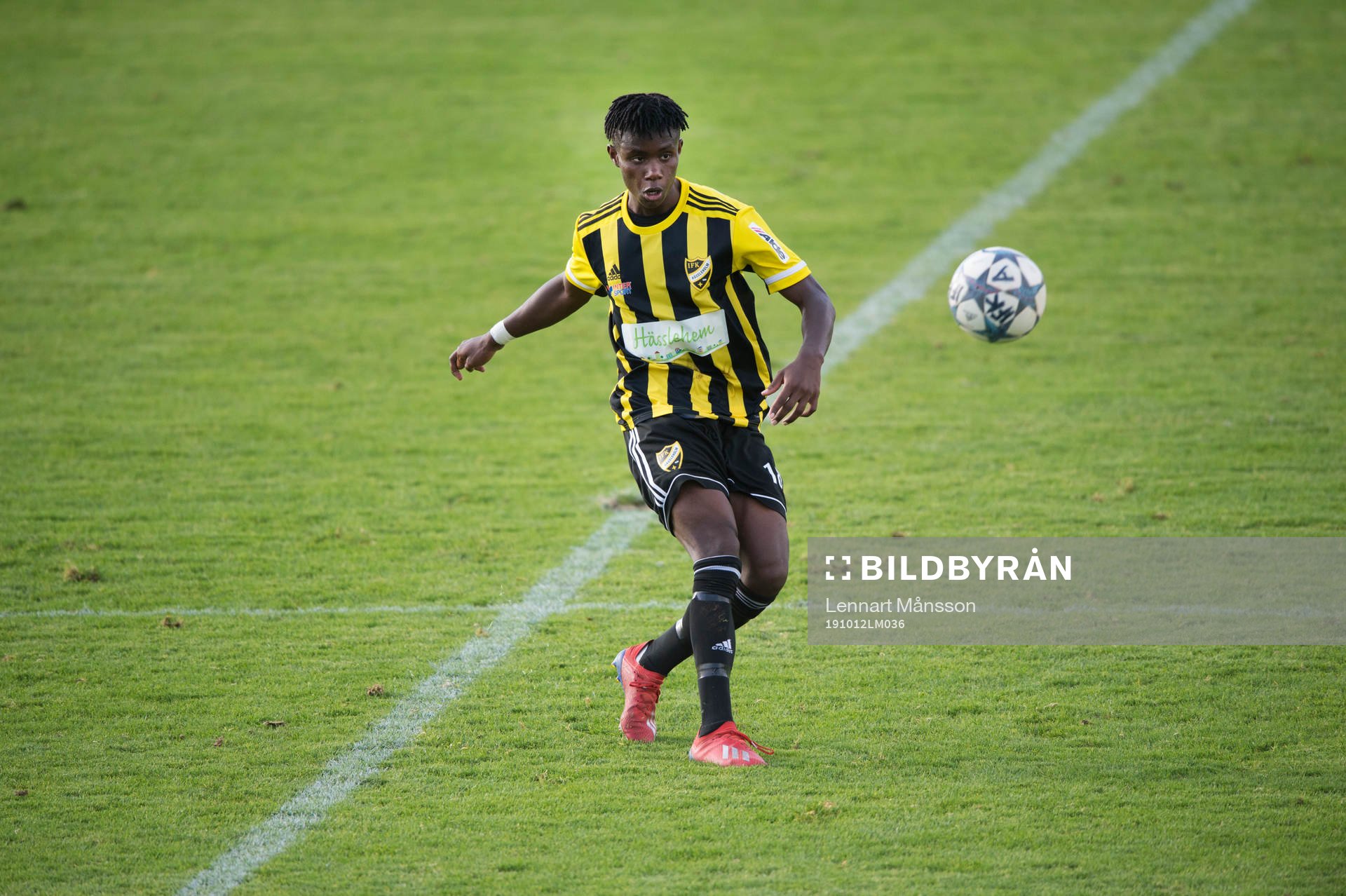 IFK Hässleholms Carl Mujaguzi  i matchen i division 2