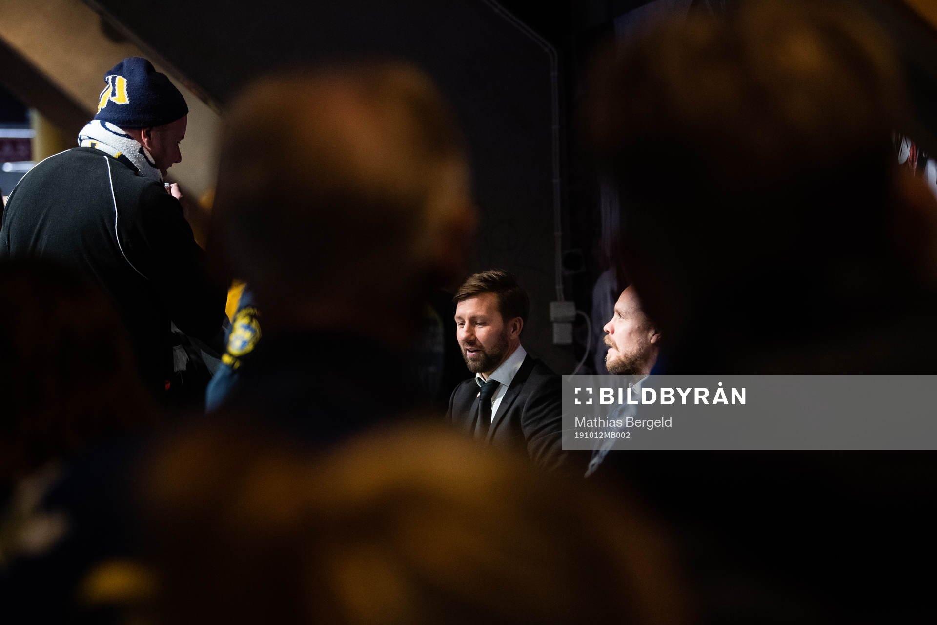 Per Ledin och Andreas Jämtin skriver autografer