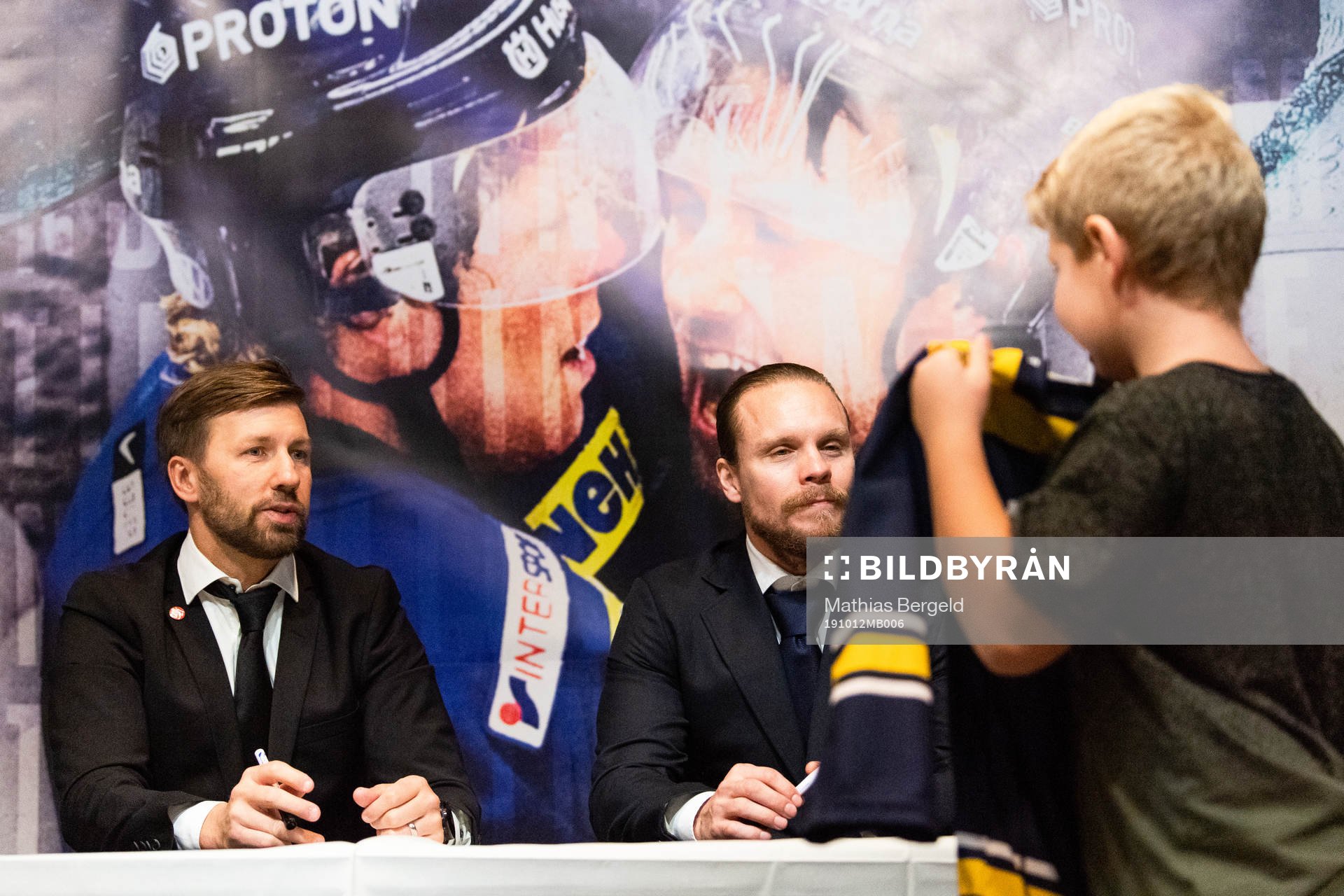 Per Ledin och Andreas Jämtin skriver autografer