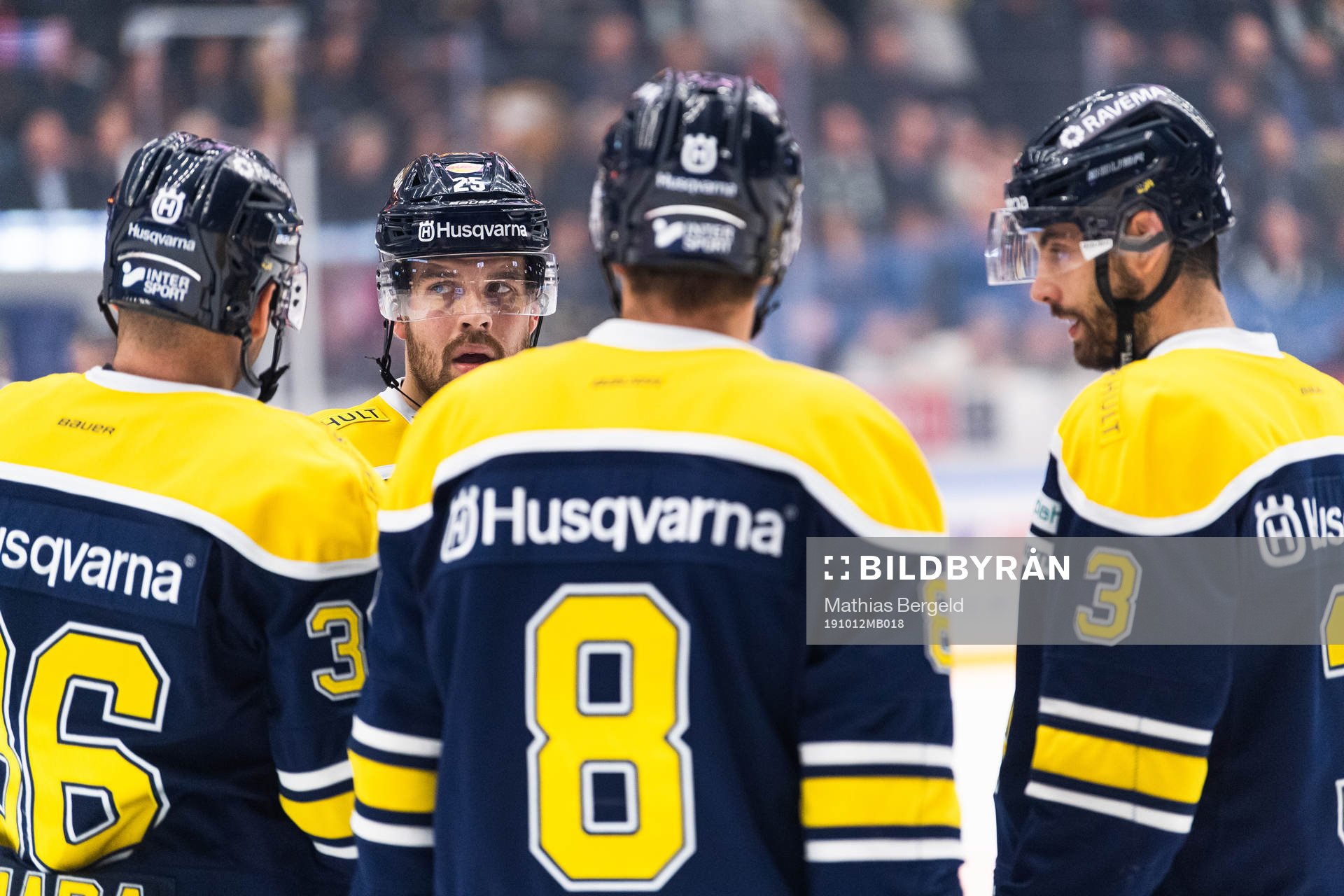 s Axel Holmström diskuterar med Anthony Camara, Nils