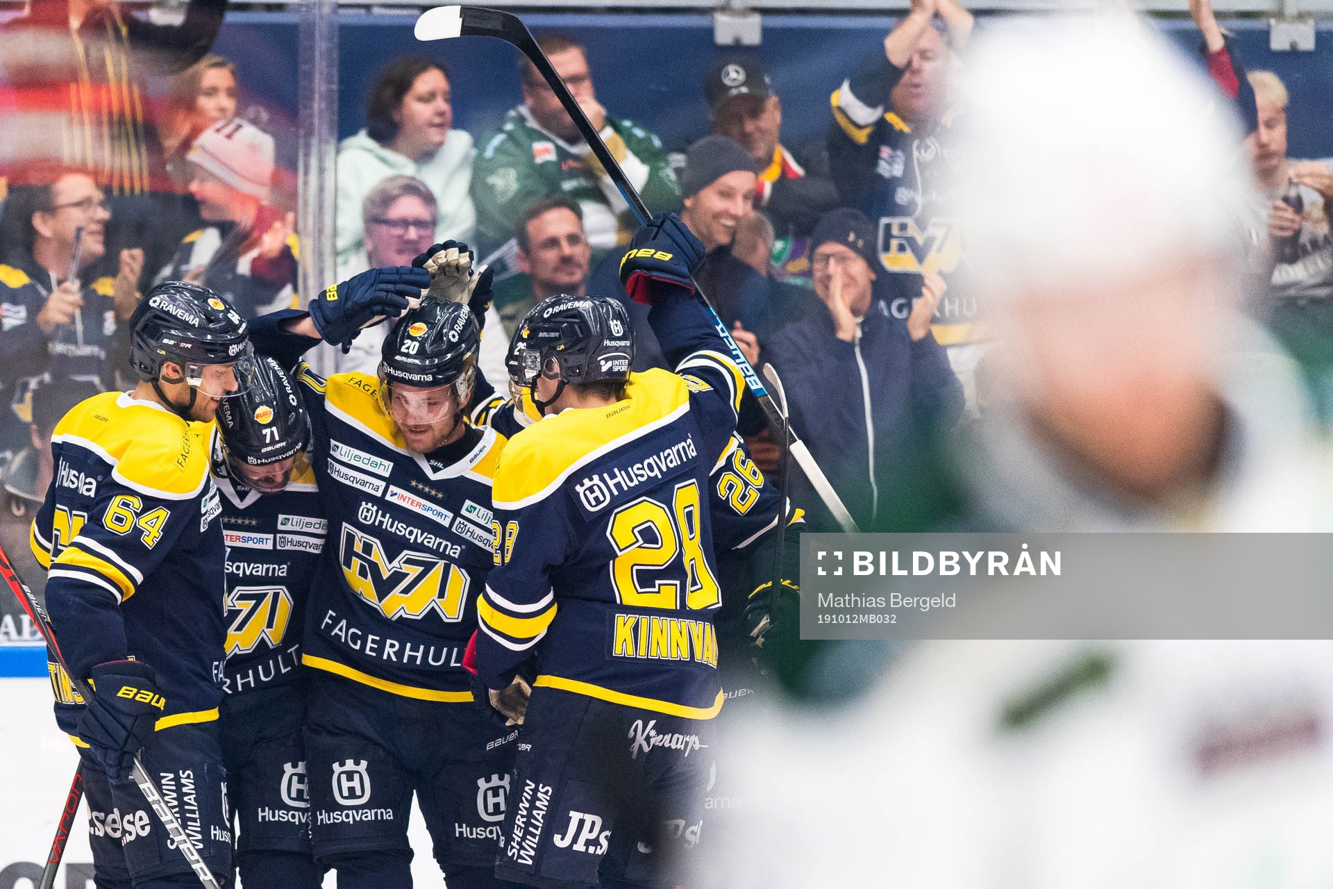 s Linus Sandin jublar med lagkamrater