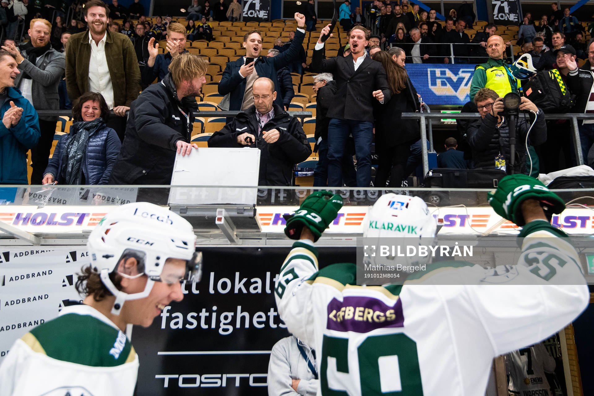 Färjestads supportrar jublar med Linus Johansson