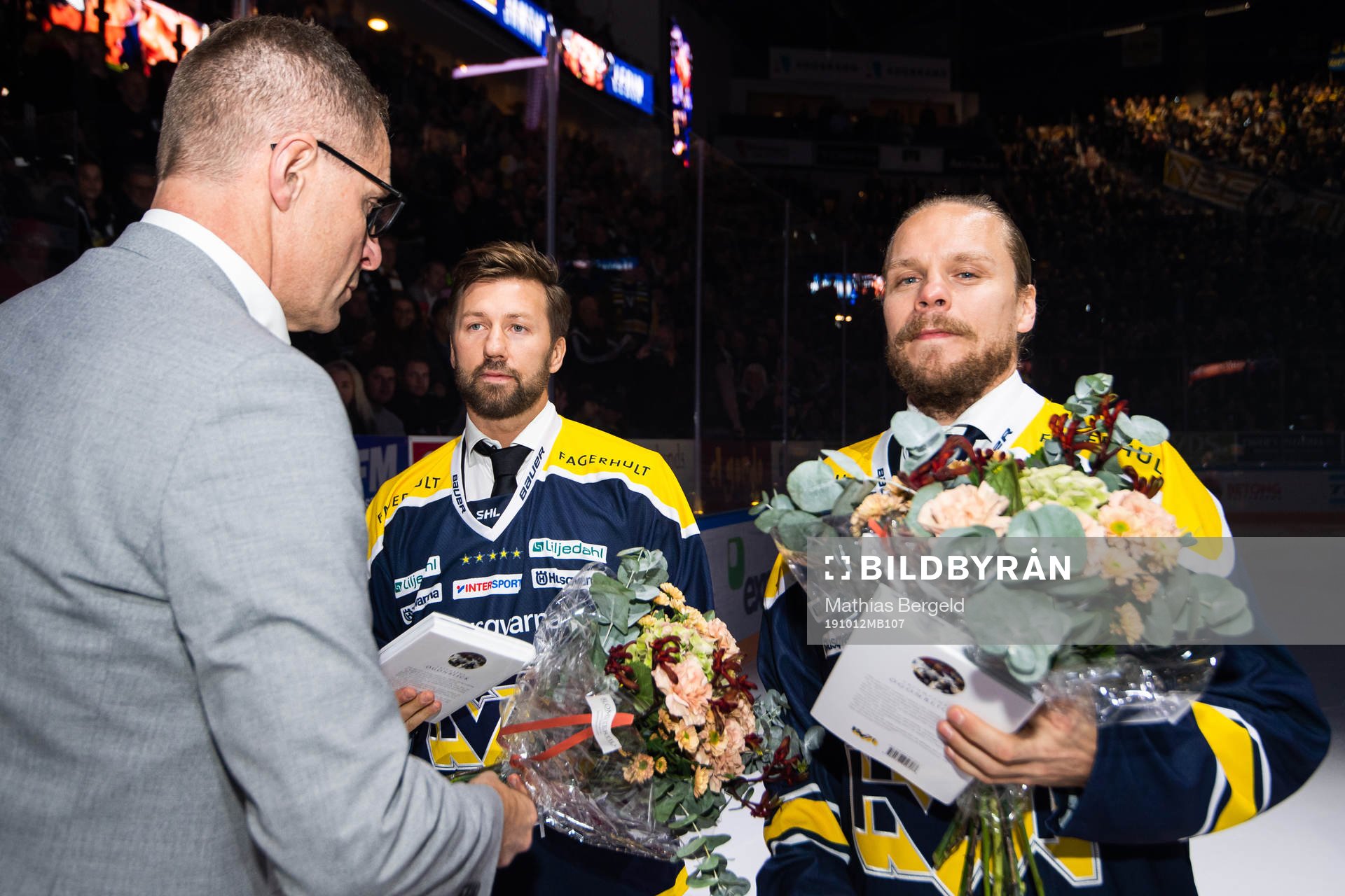 Klubbdirektör Agne Bengtsson delar ut blommor till Per