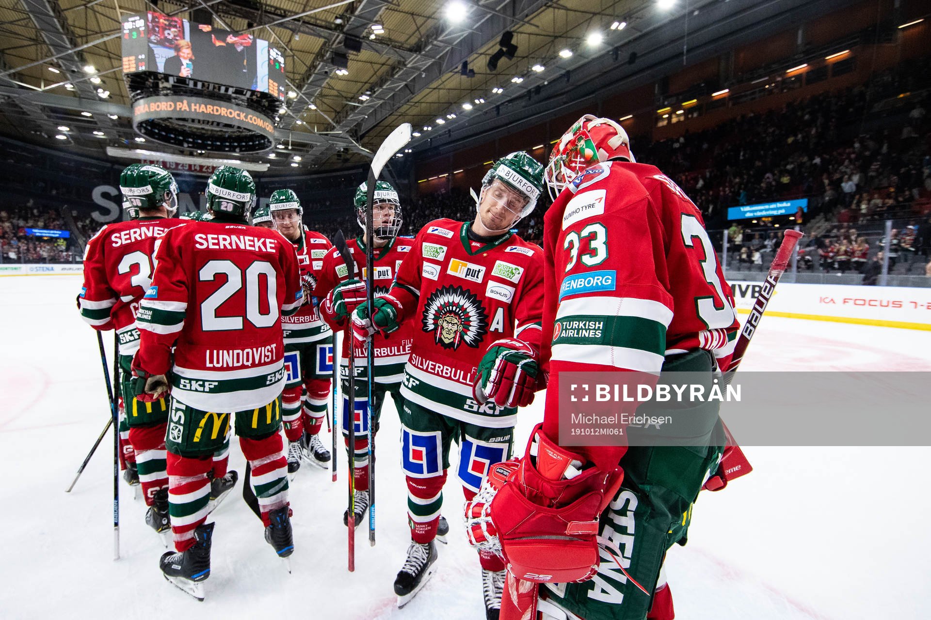 Frölundas Nicklas Lasu jublar med målvakt Johan Mattsson