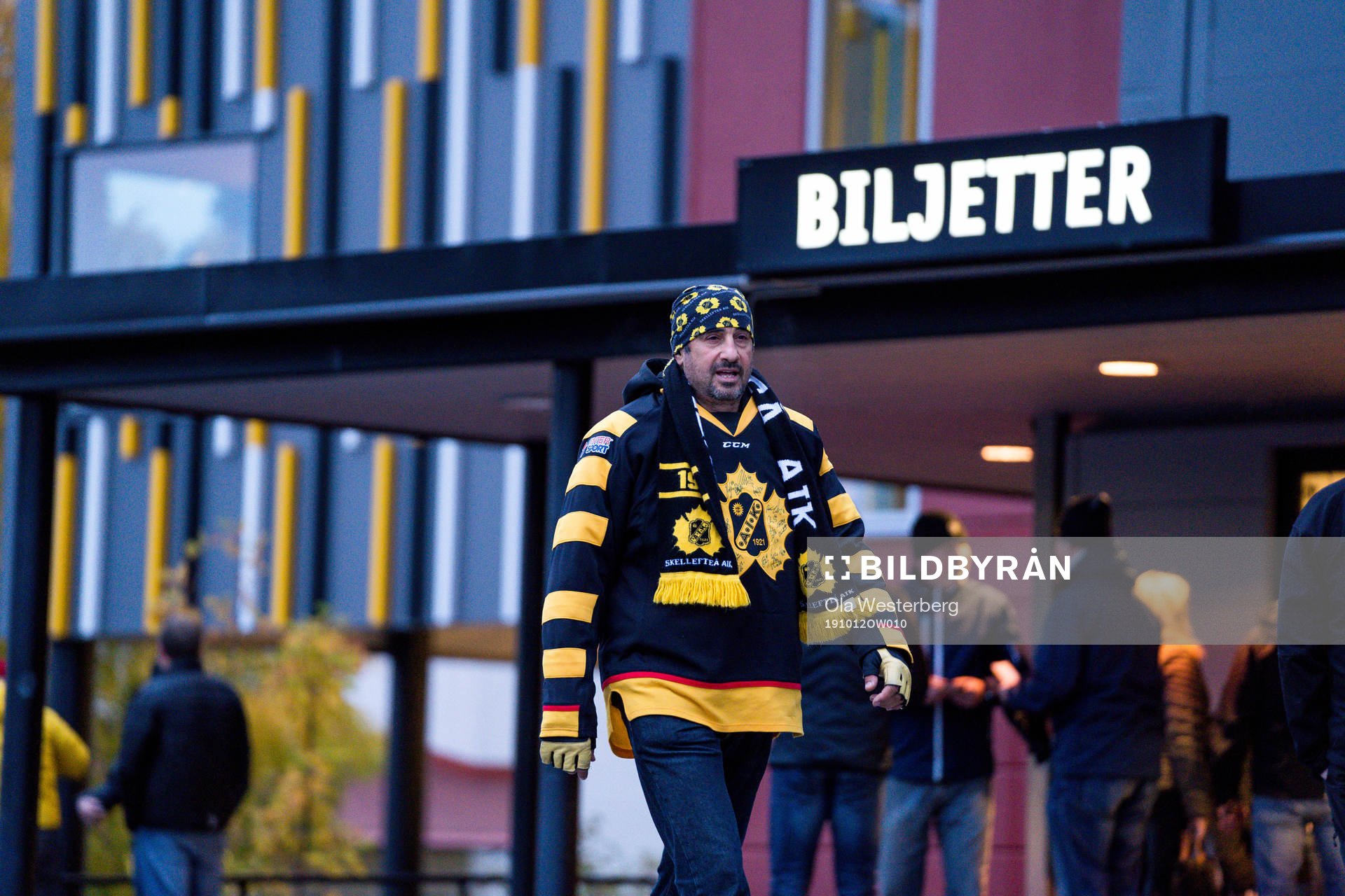 Skellefteås fans på väg in före ishockeymatchen i SHL