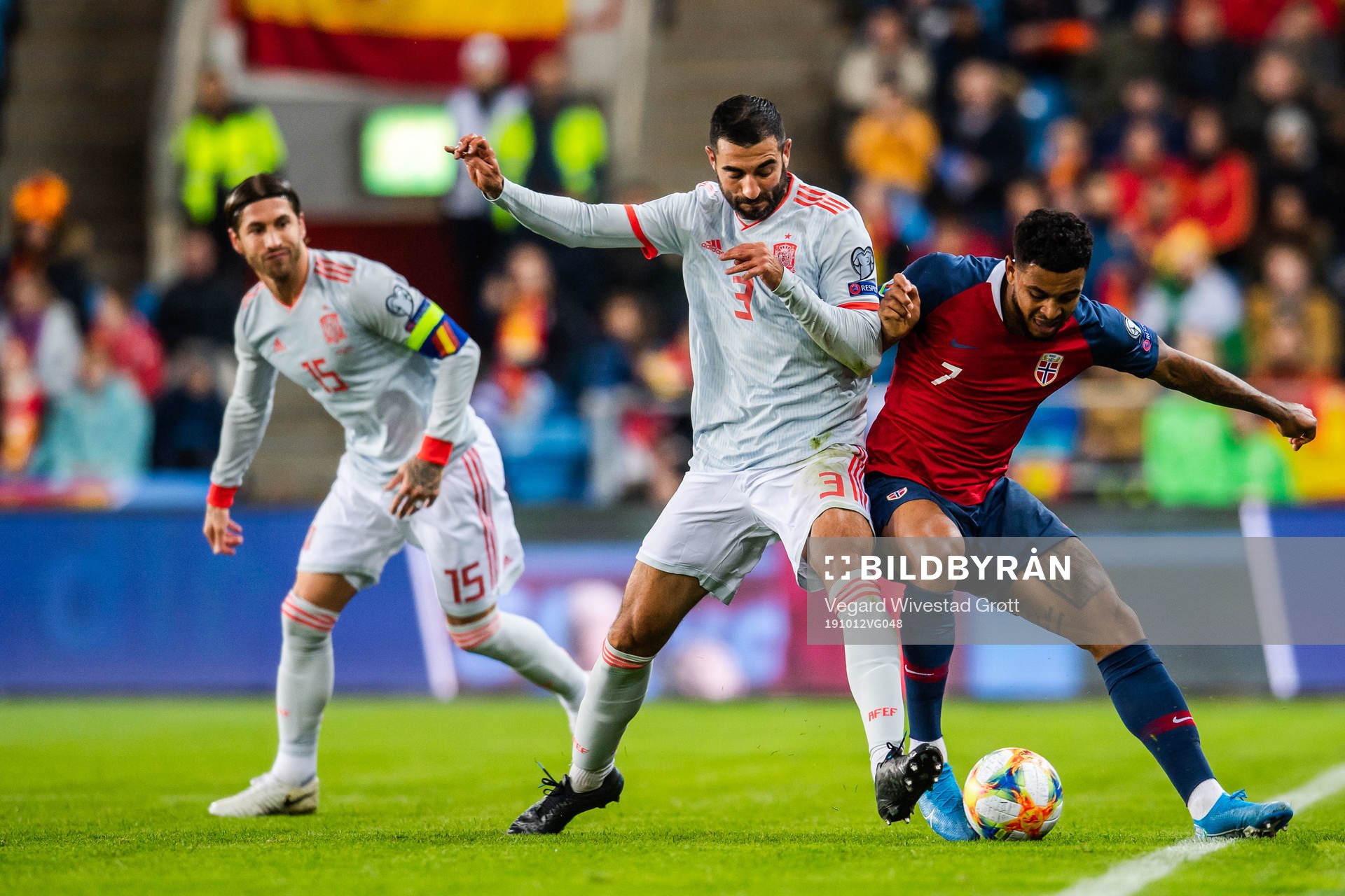 Raul Albiol of Spain and Joshua King of Norway
